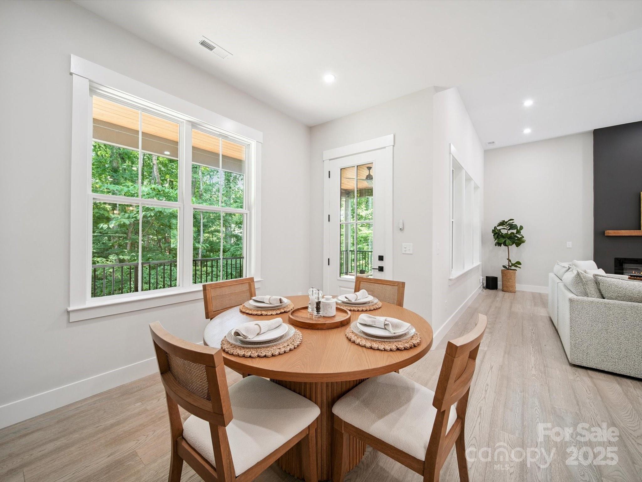 2108 Lakeview Circle