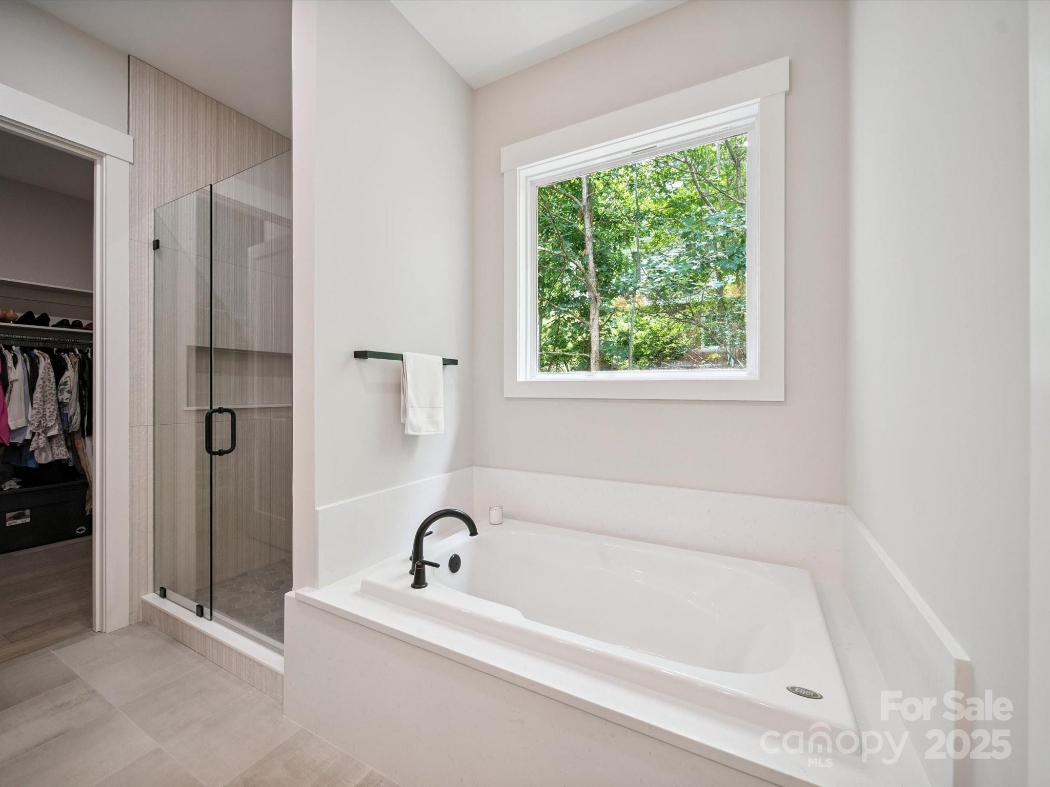 2108 Lakeview Circle