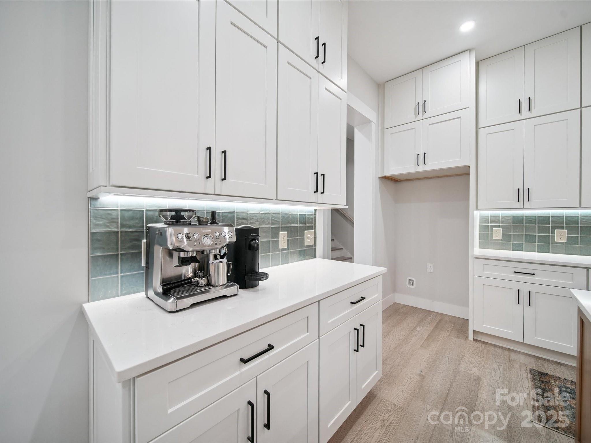 2108 Lakeview Circle