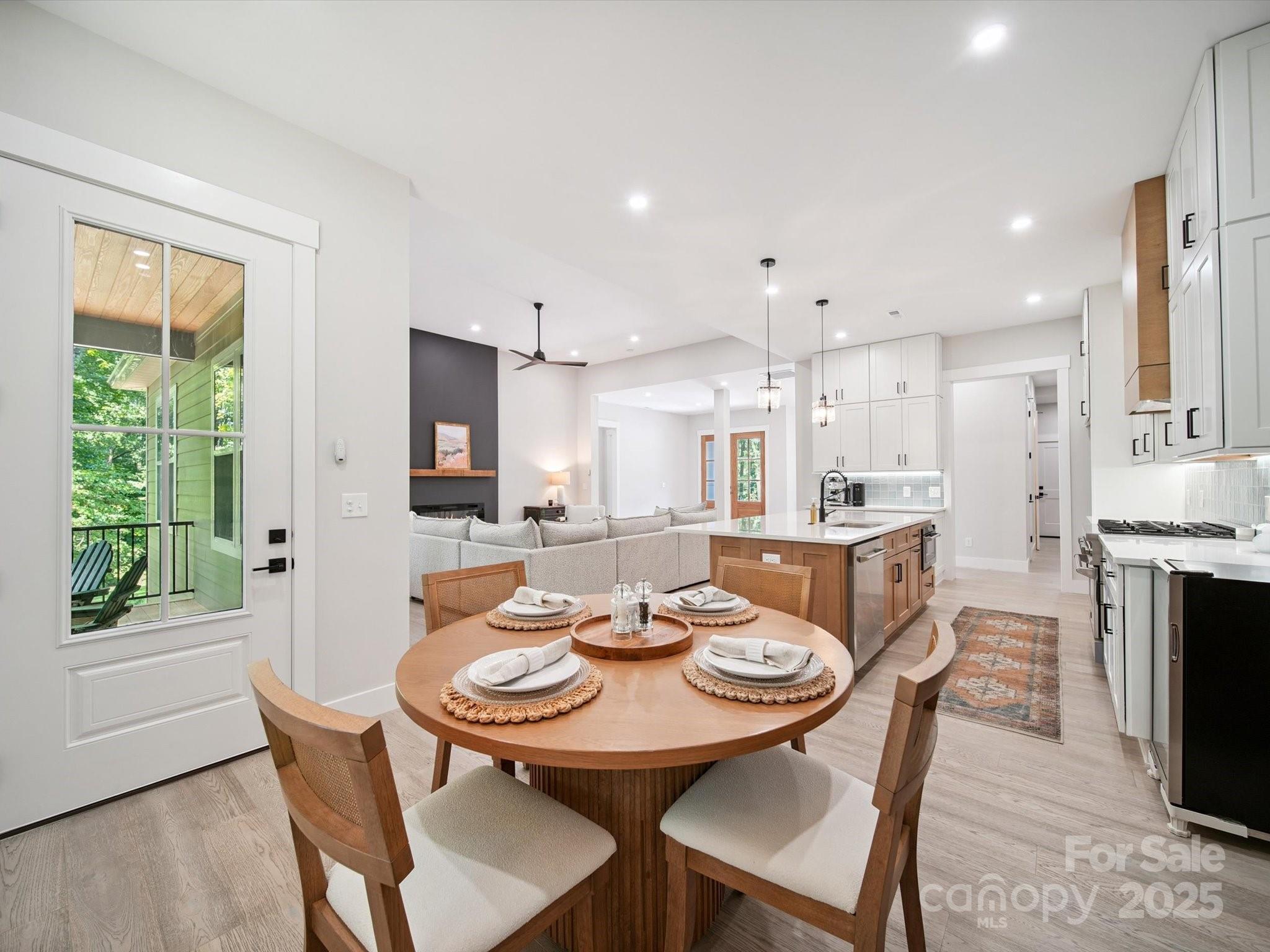 2108 Lakeview Circle
