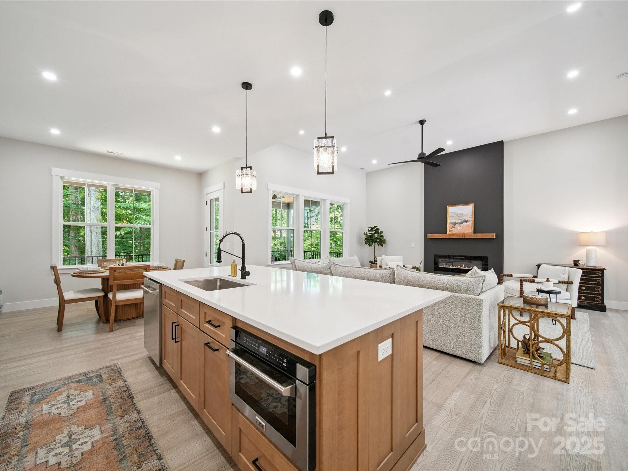2108 Lakeview Circle
