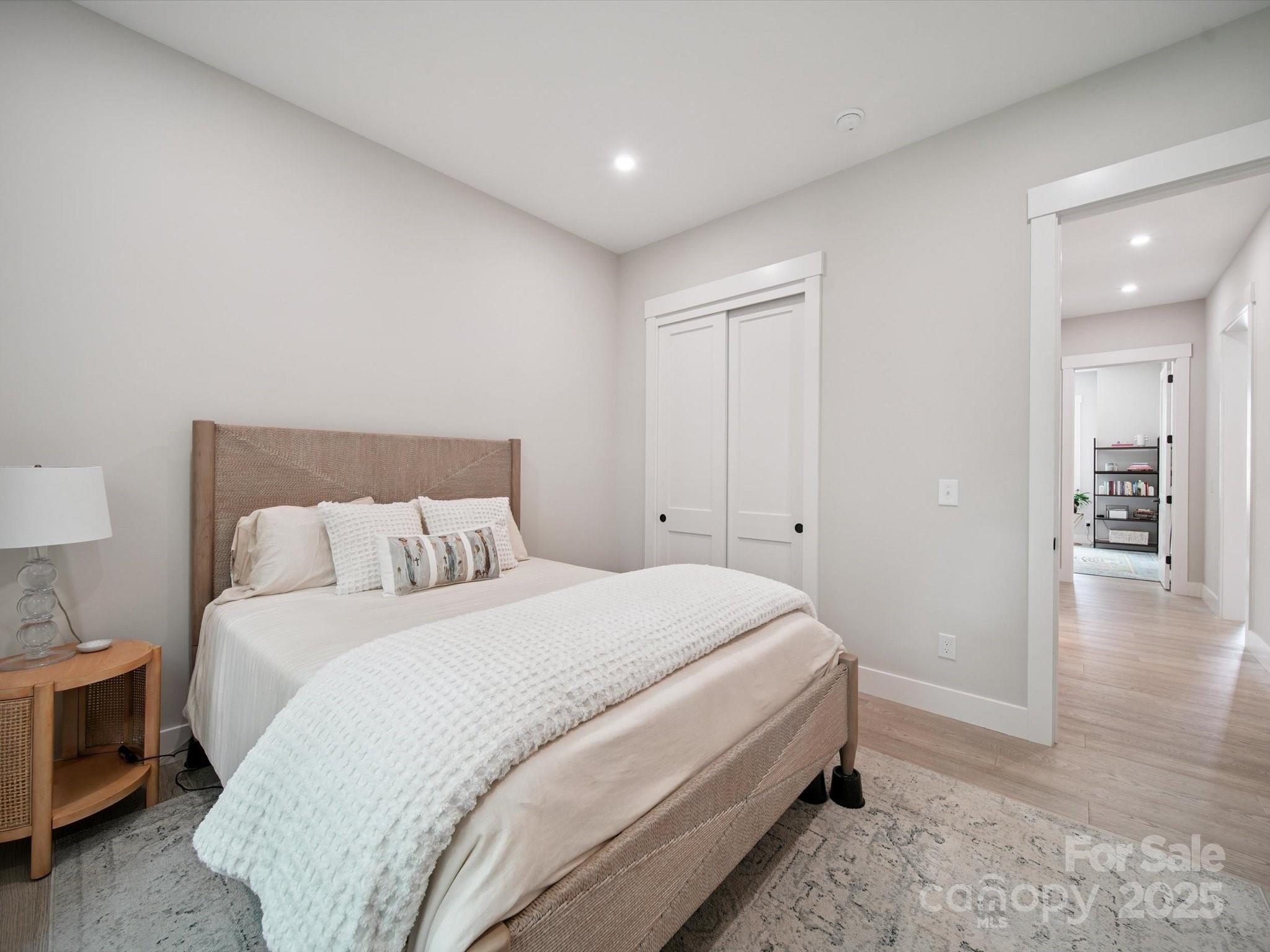 2108 Lakeview Circle