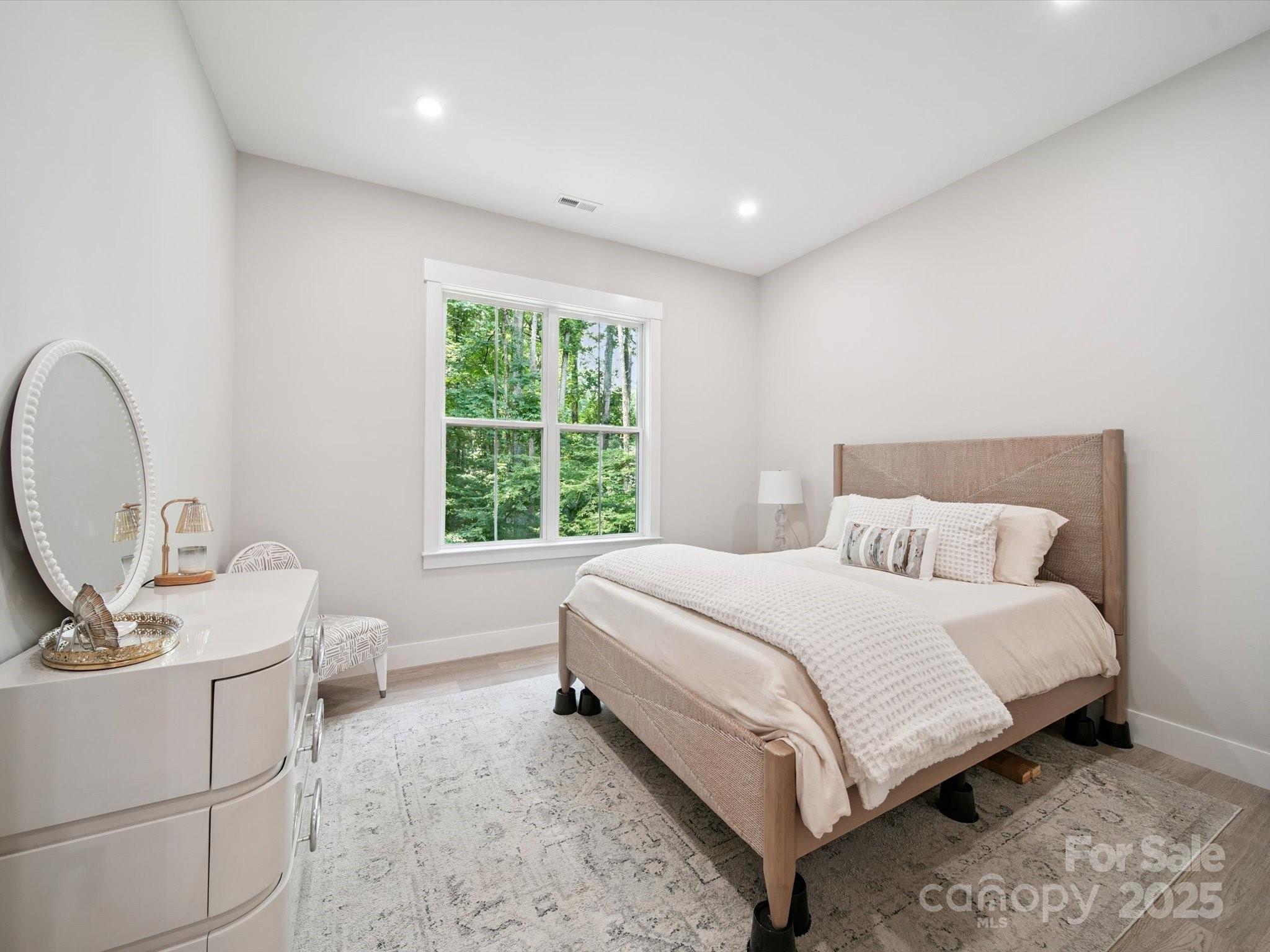 2108 Lakeview Circle