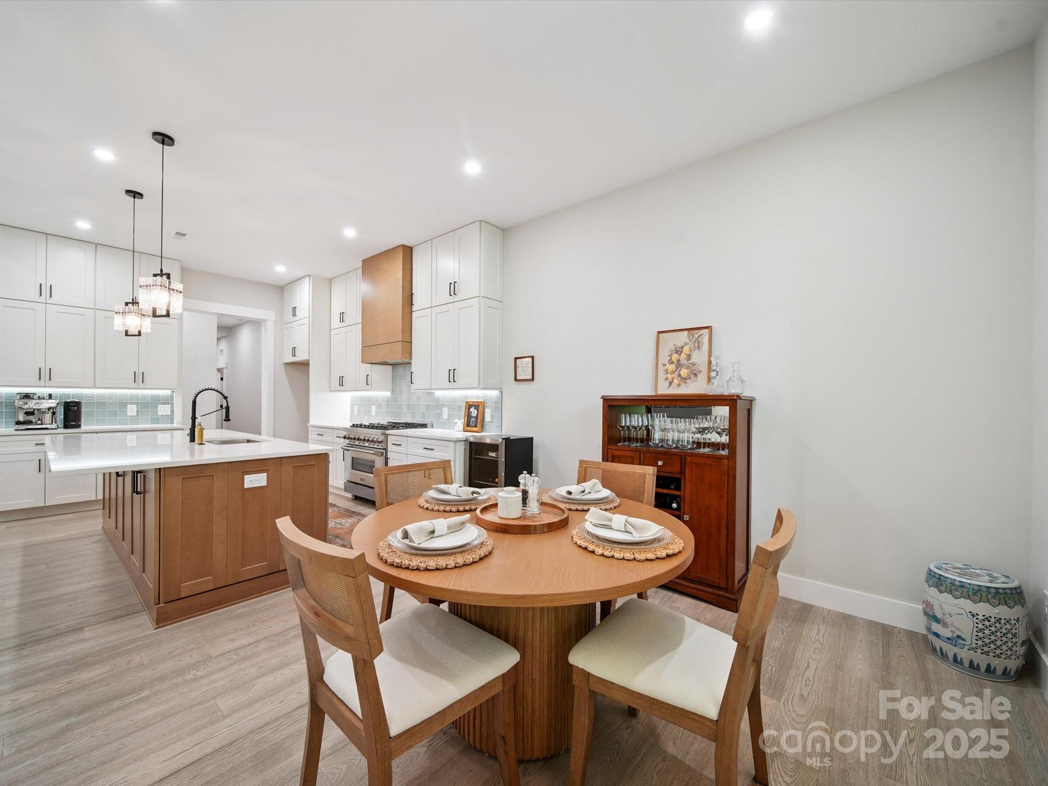 2108 Lakeview Circle
