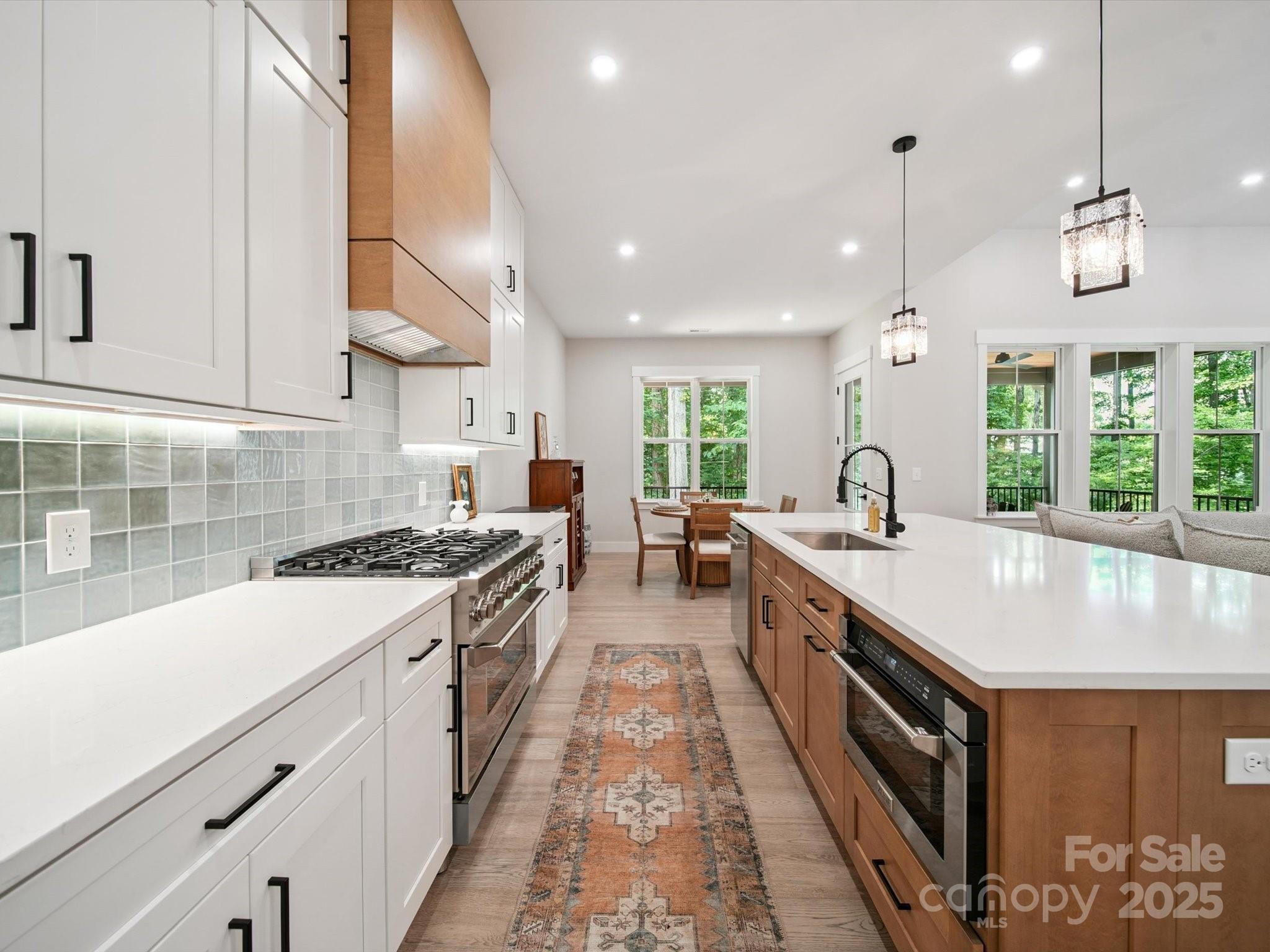 2108 Lakeview Circle