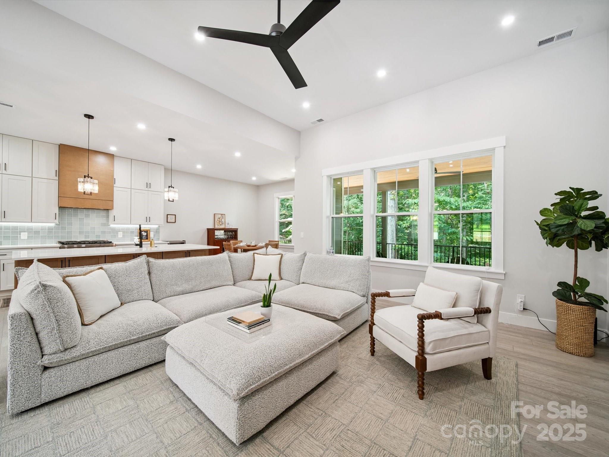 2108 Lakeview Circle