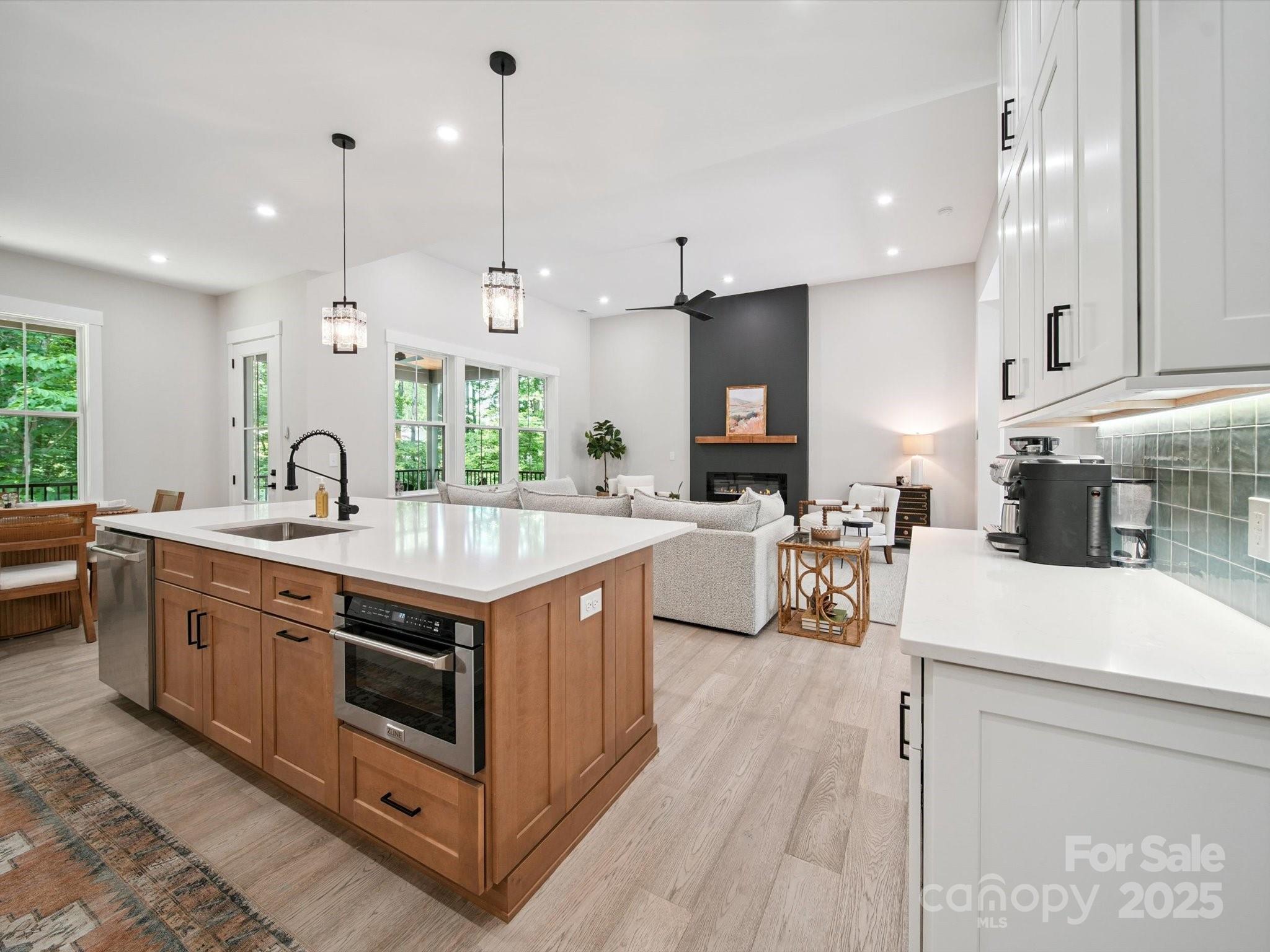 2108 Lakeview Circle