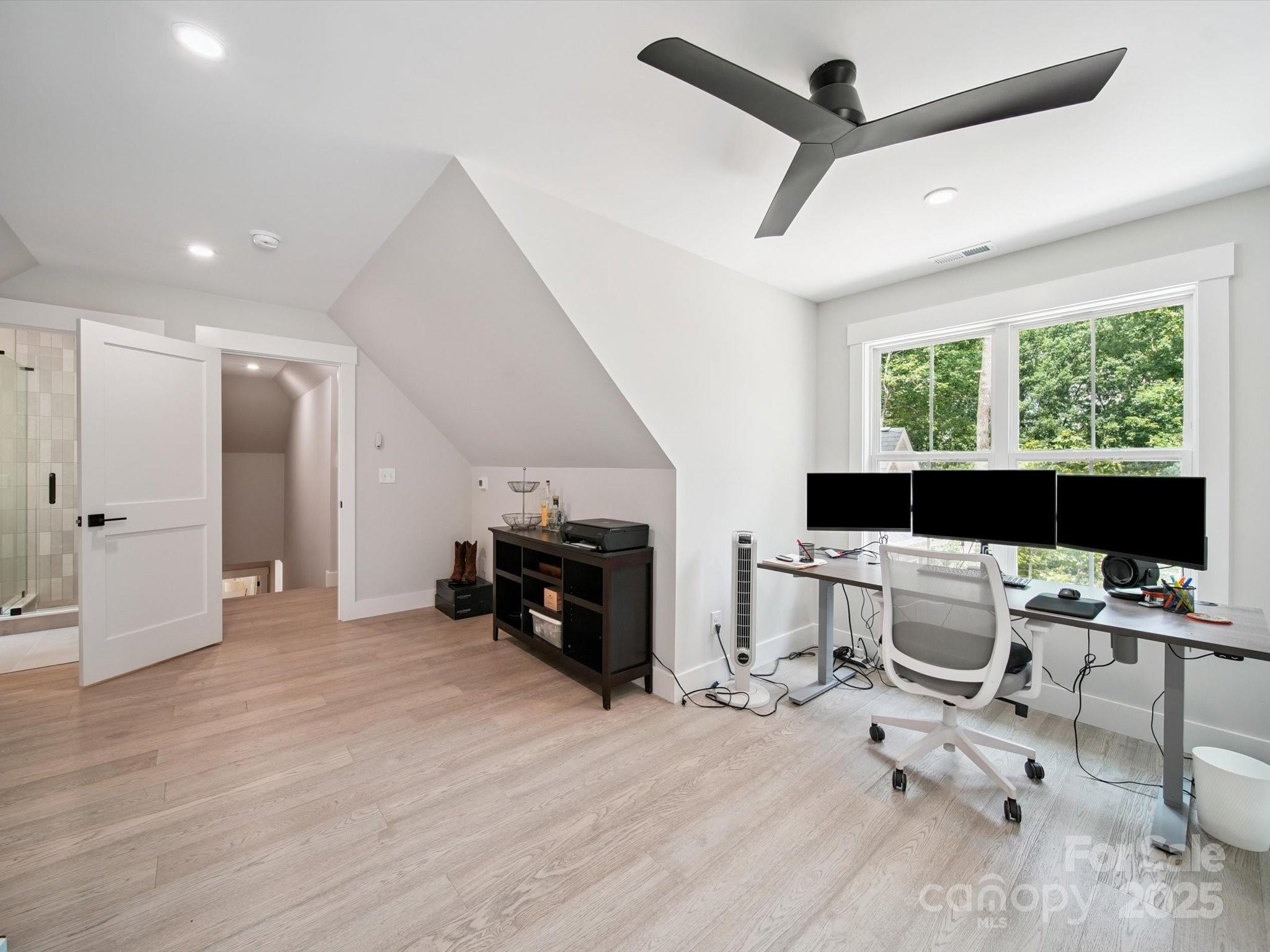 2108 Lakeview Circle