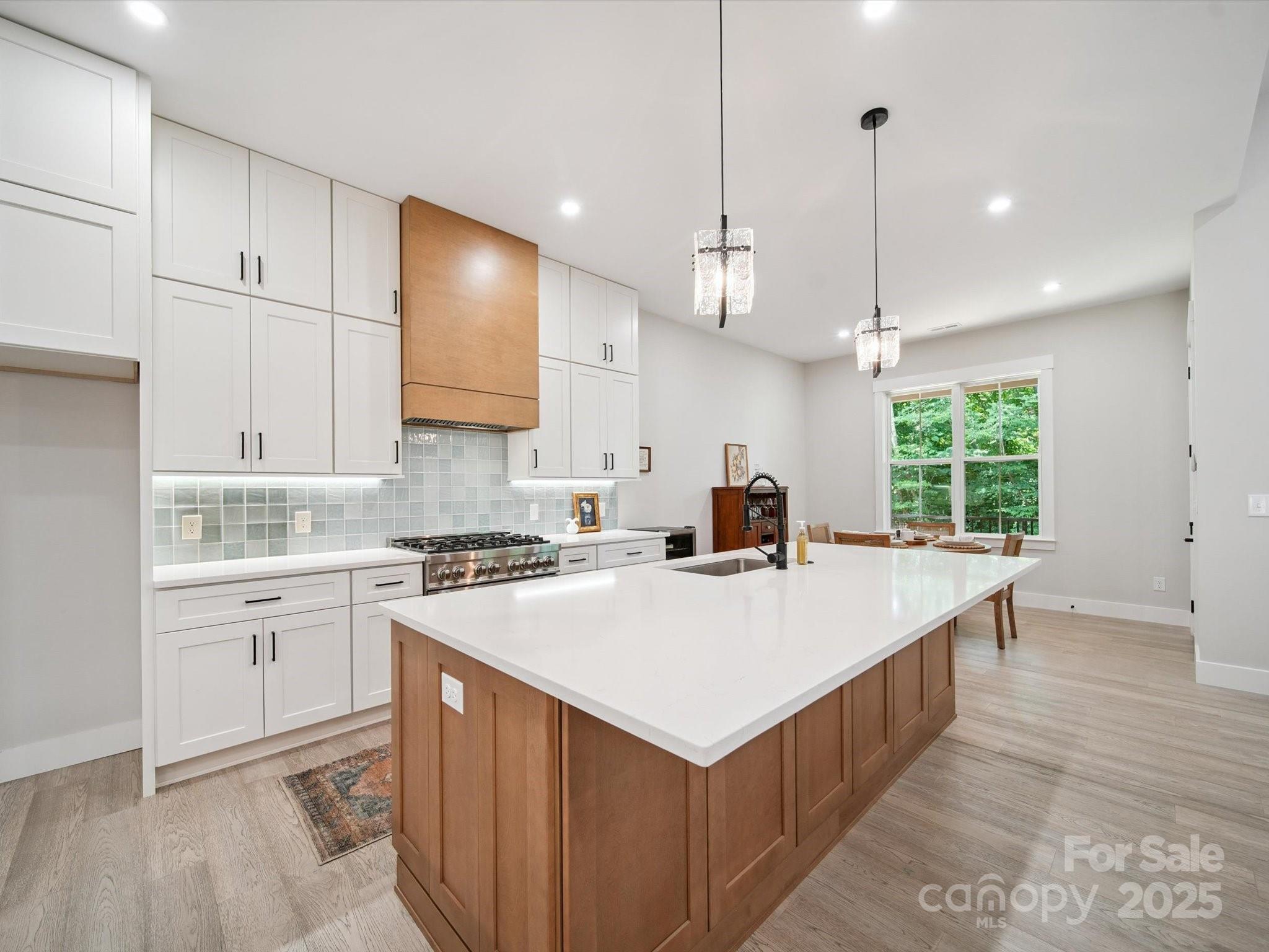 2108 Lakeview Circle