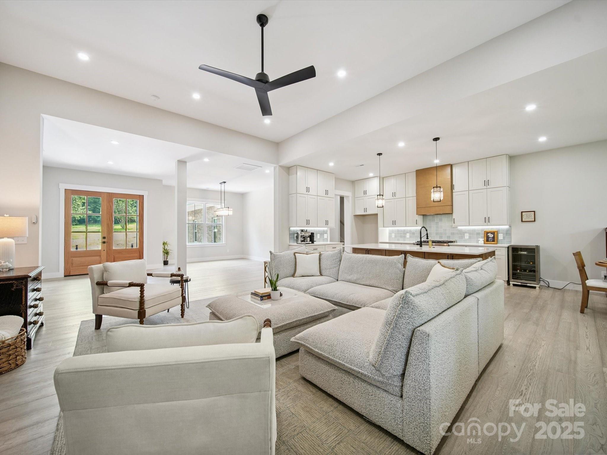 2108 Lakeview Circle