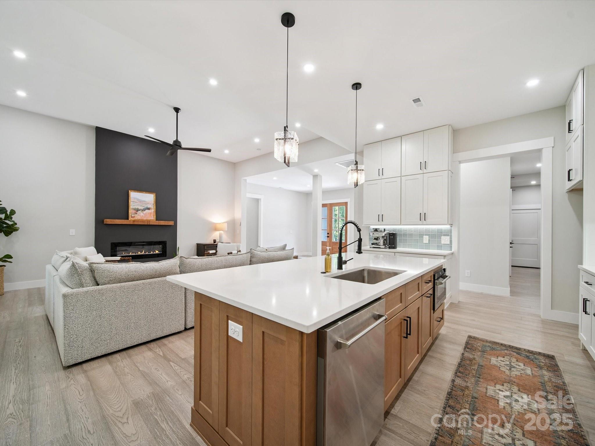 2108 Lakeview Circle