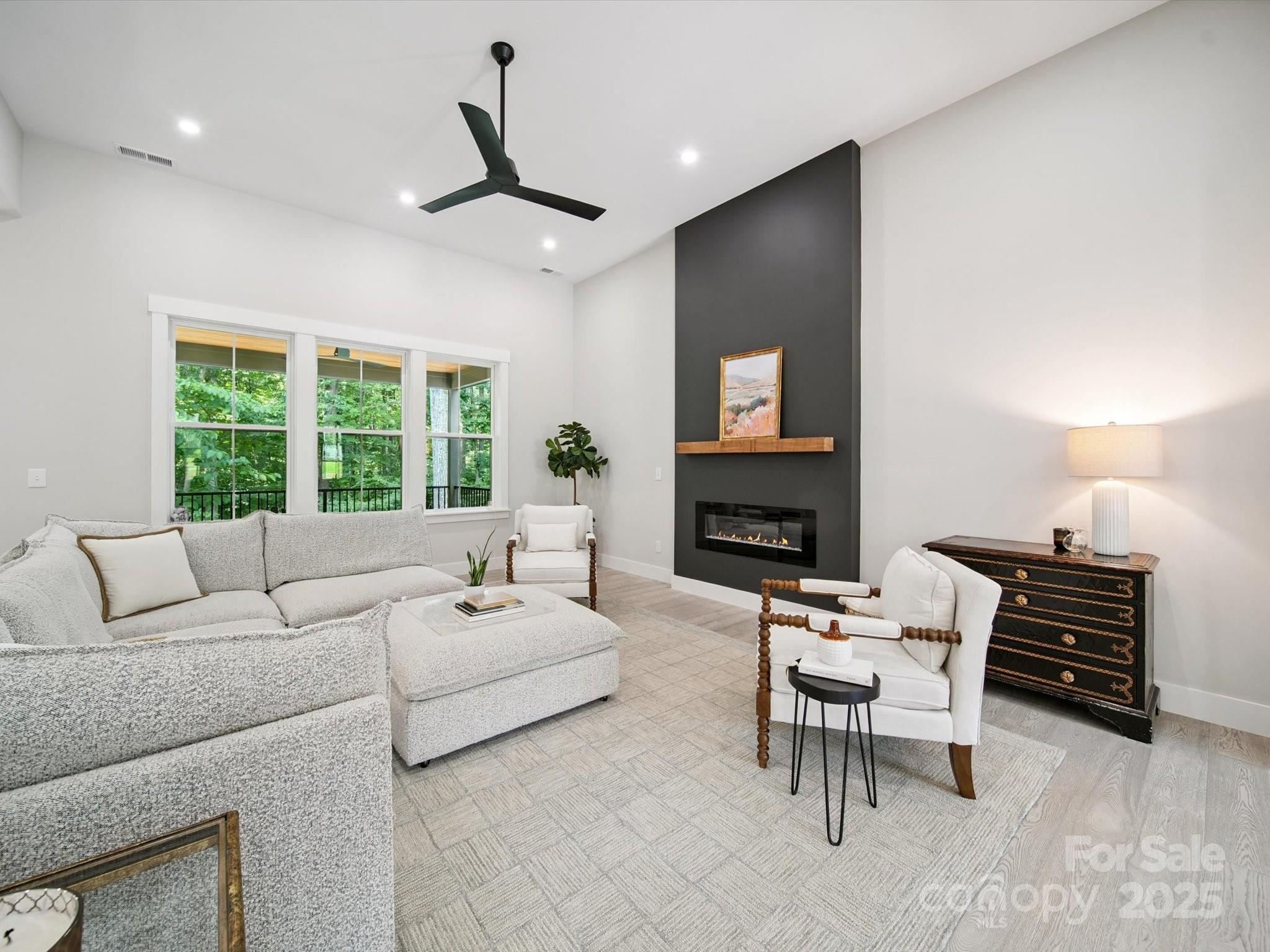 2108 Lakeview Circle