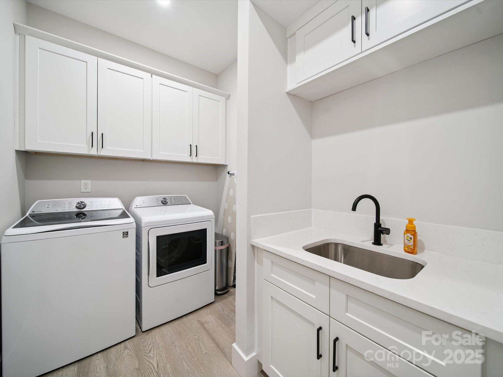 2108 Lakeview Circle