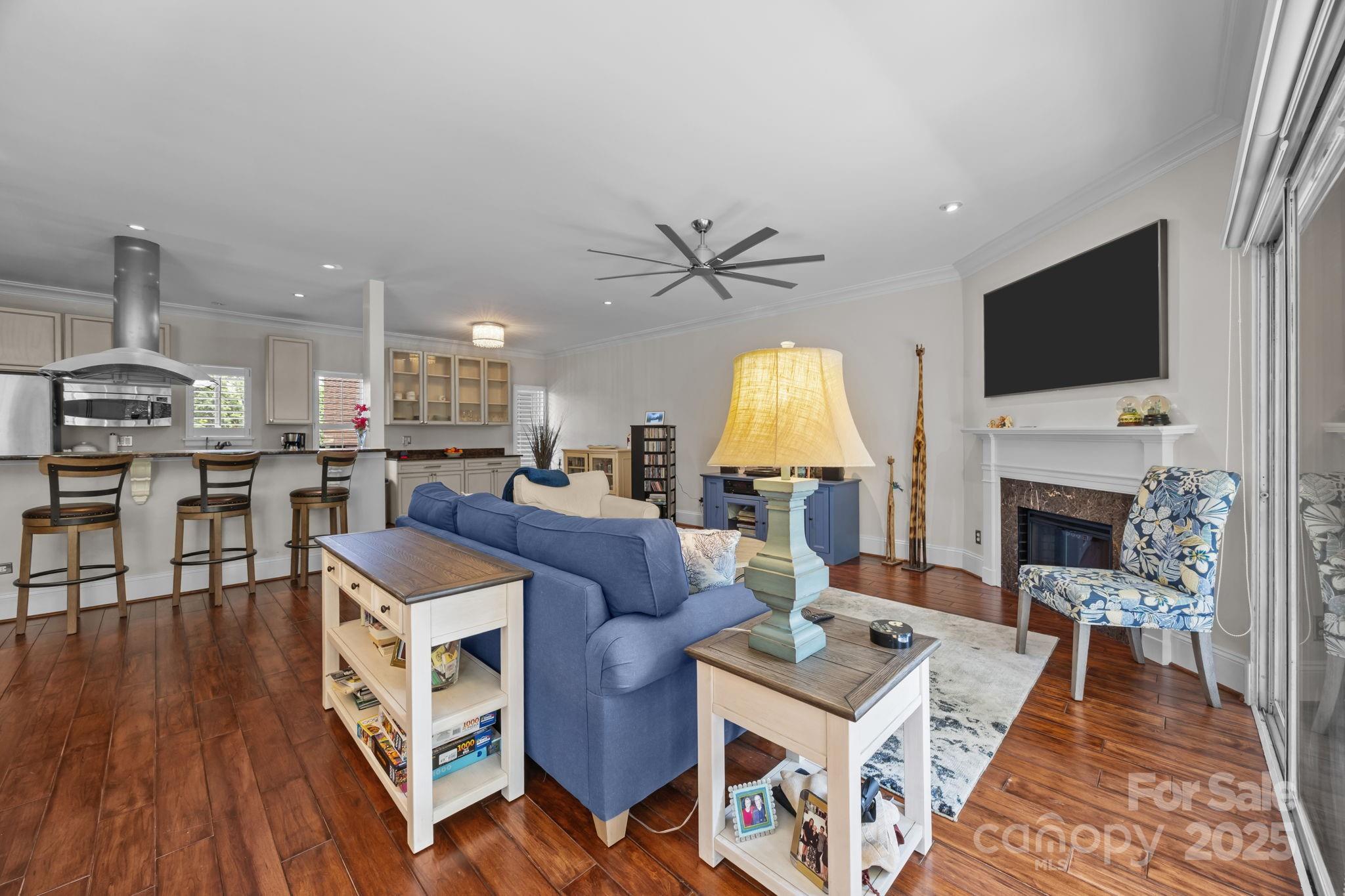 224 N Poplar Street Unit: 9