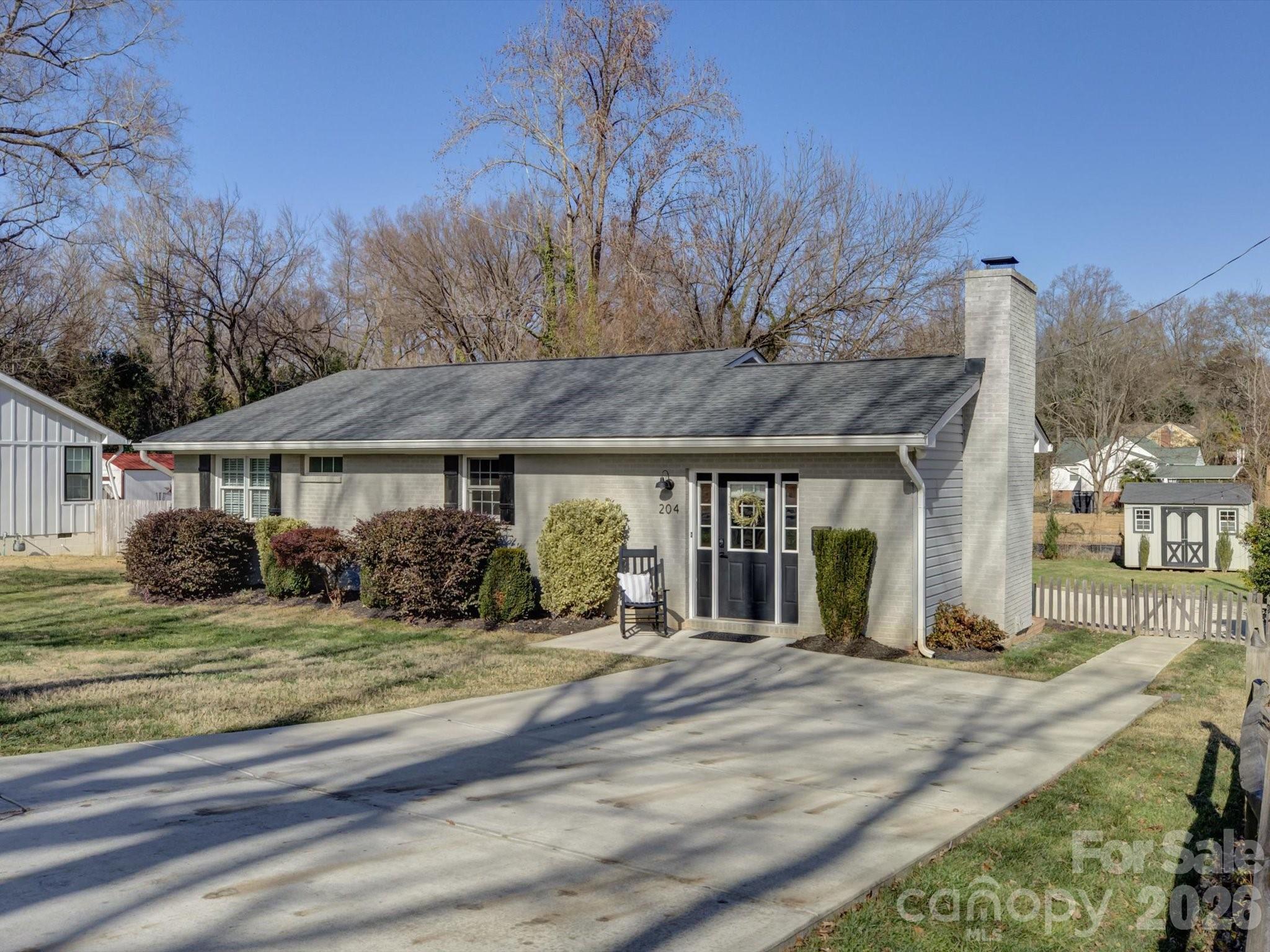 204 Elliott Street W