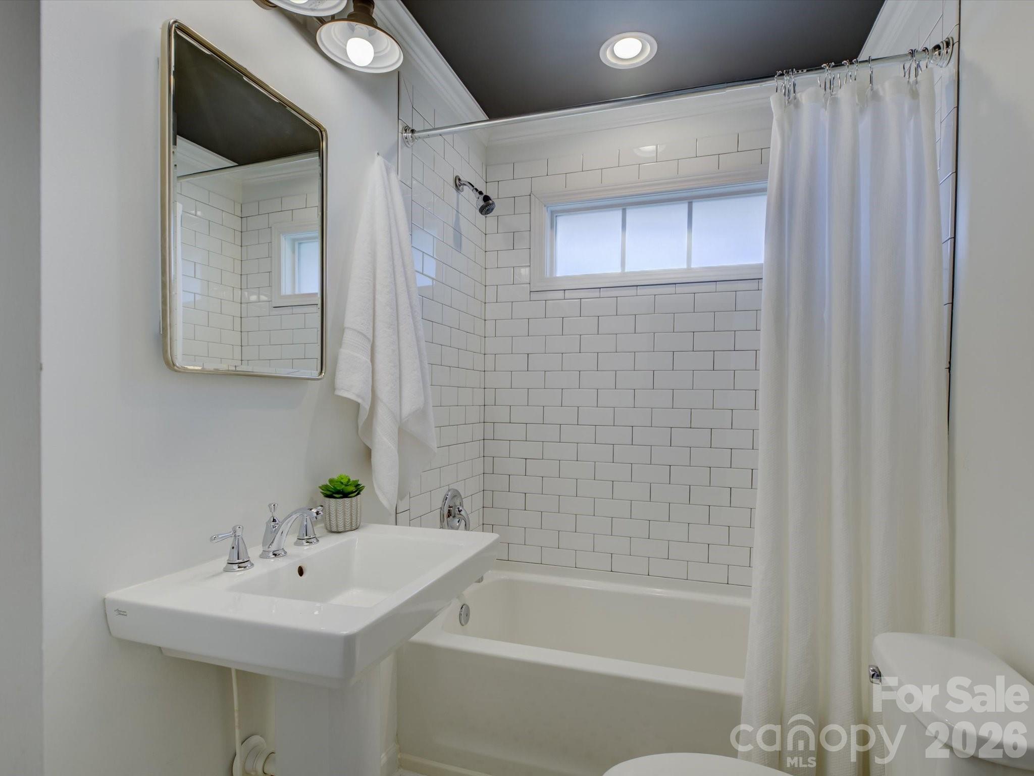 204 Elliott Street W