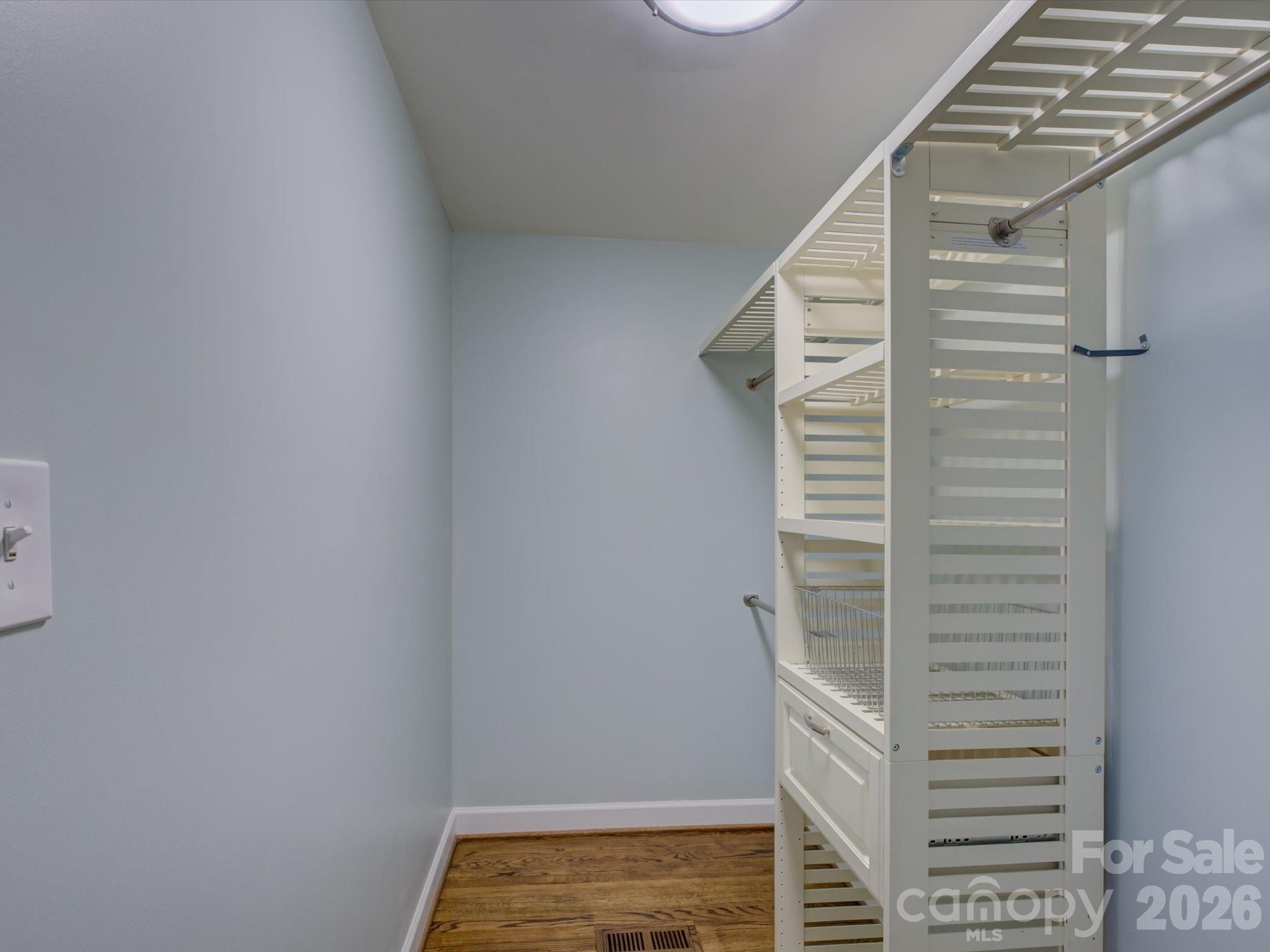 204 Elliott Street W