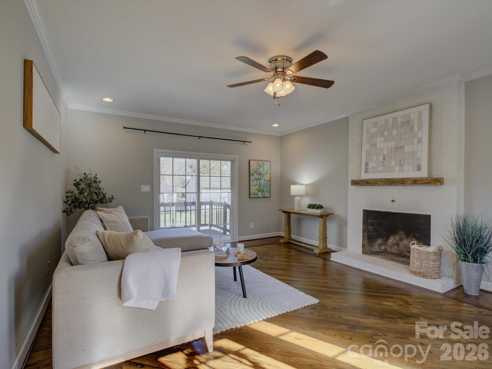 204 Elliott Street W