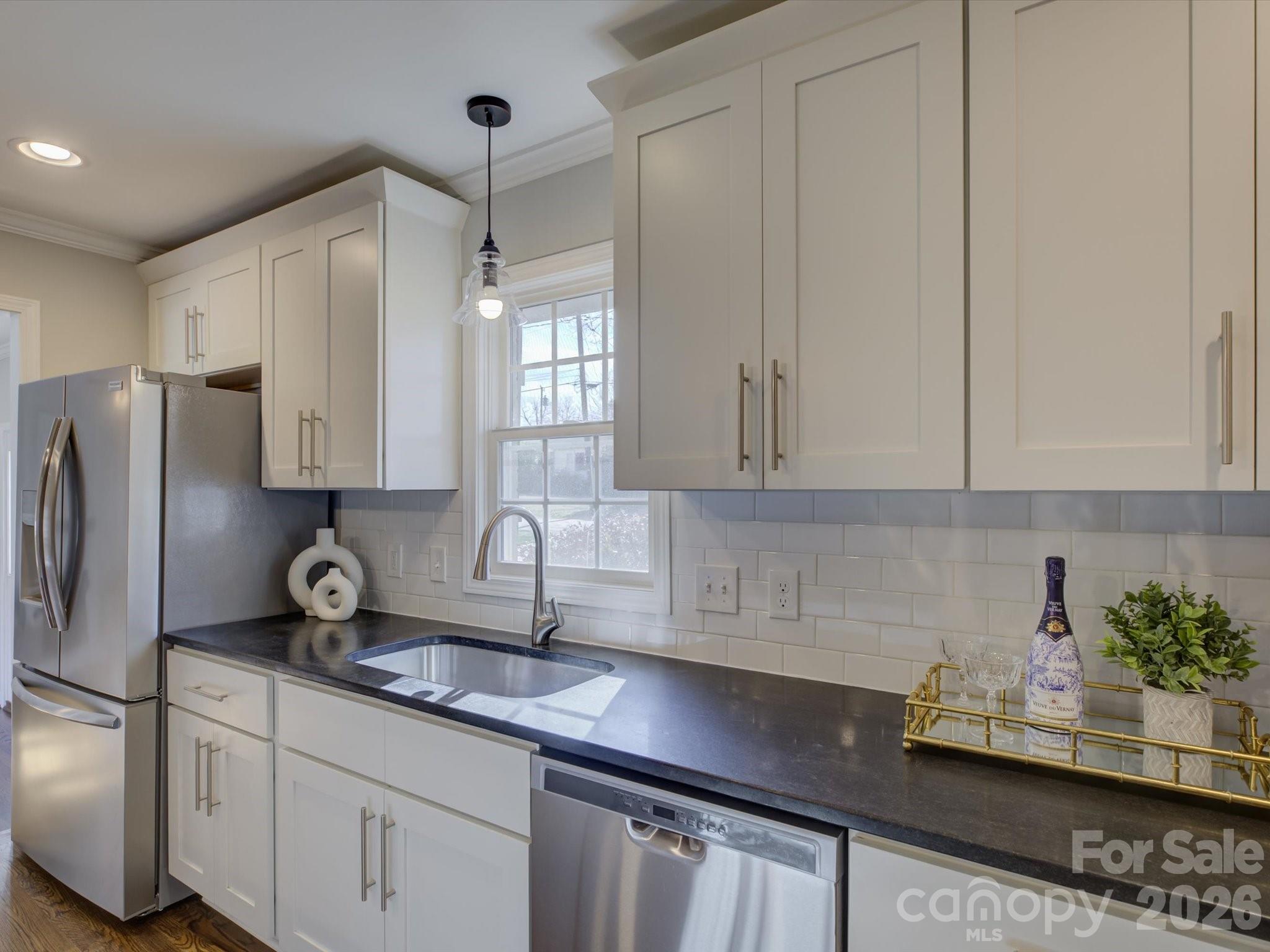 204 Elliott Street W