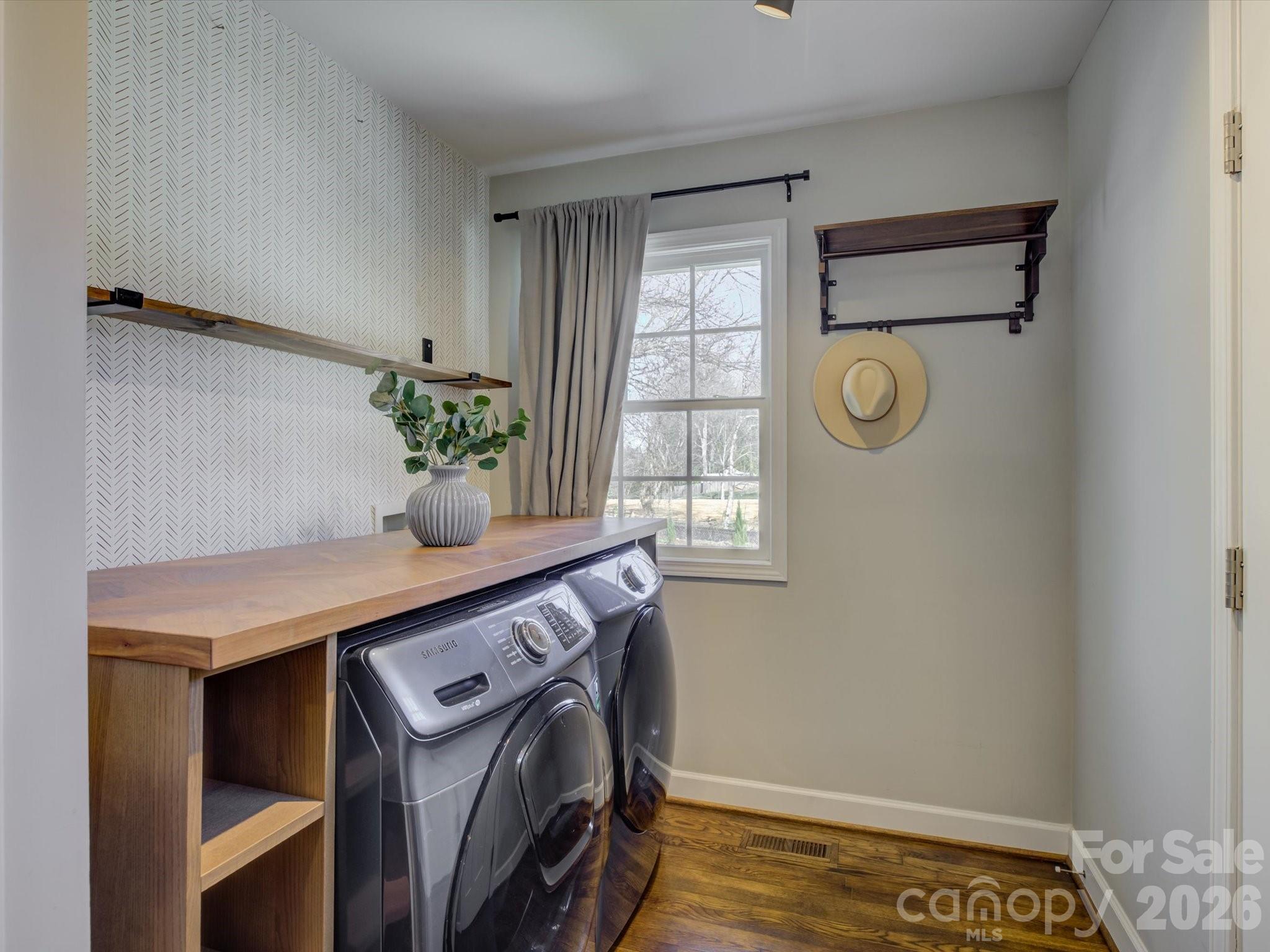 204 Elliott Street W