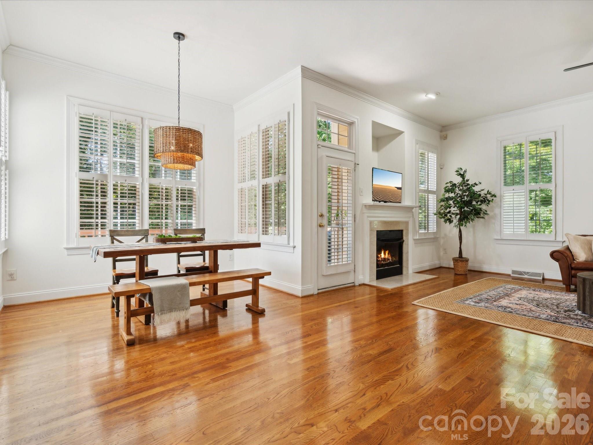 927 Dericks Crossing