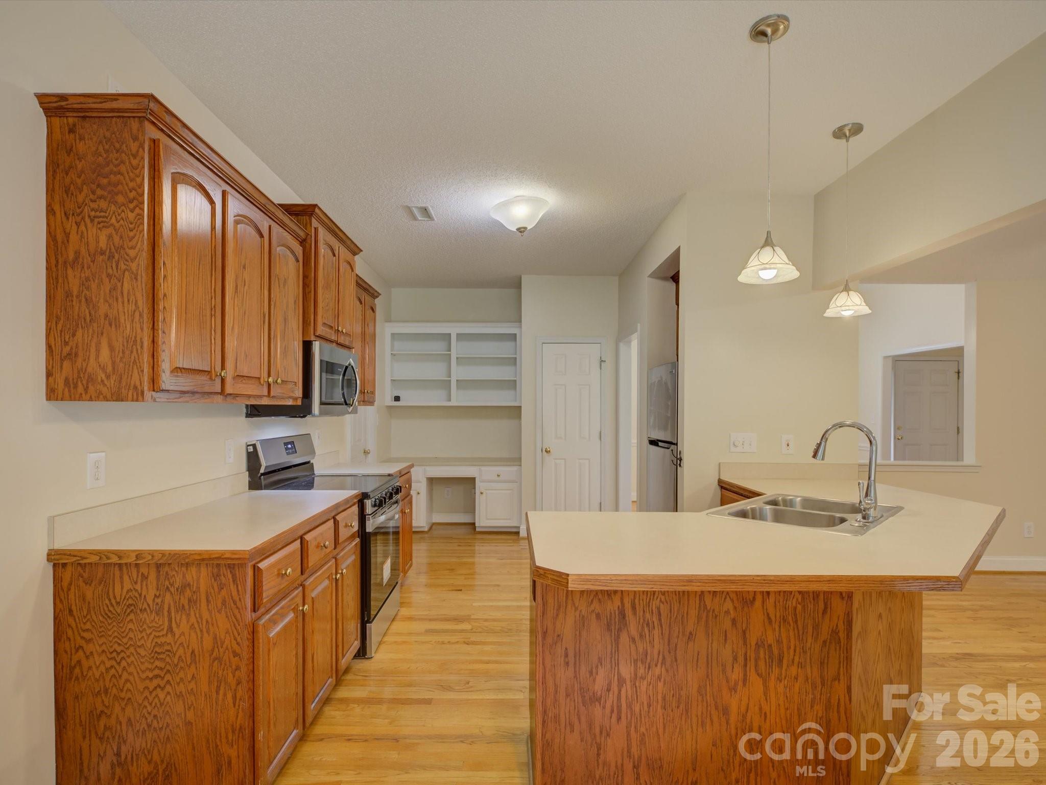 1527 Lavington Court