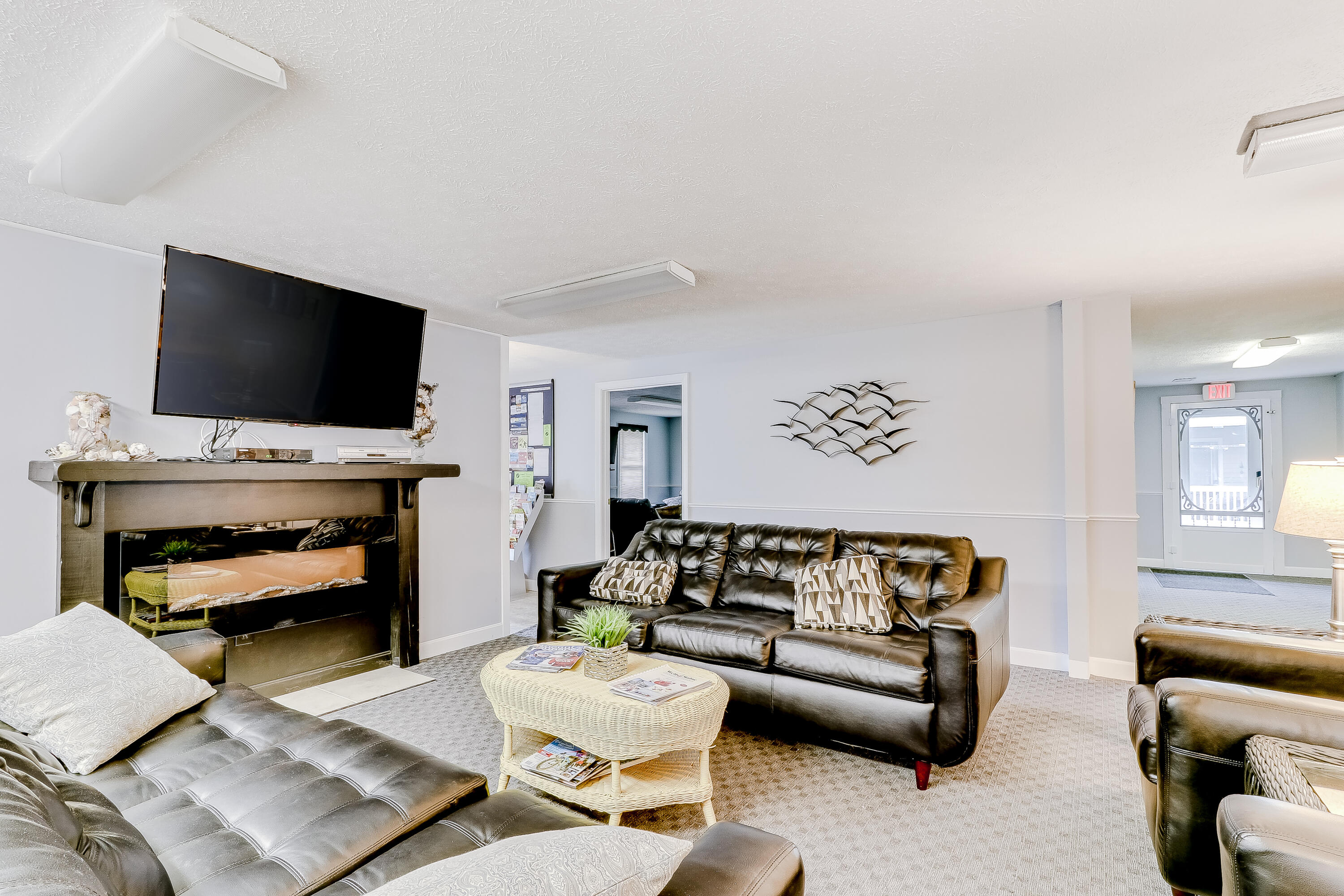 1762 Post Road, 130