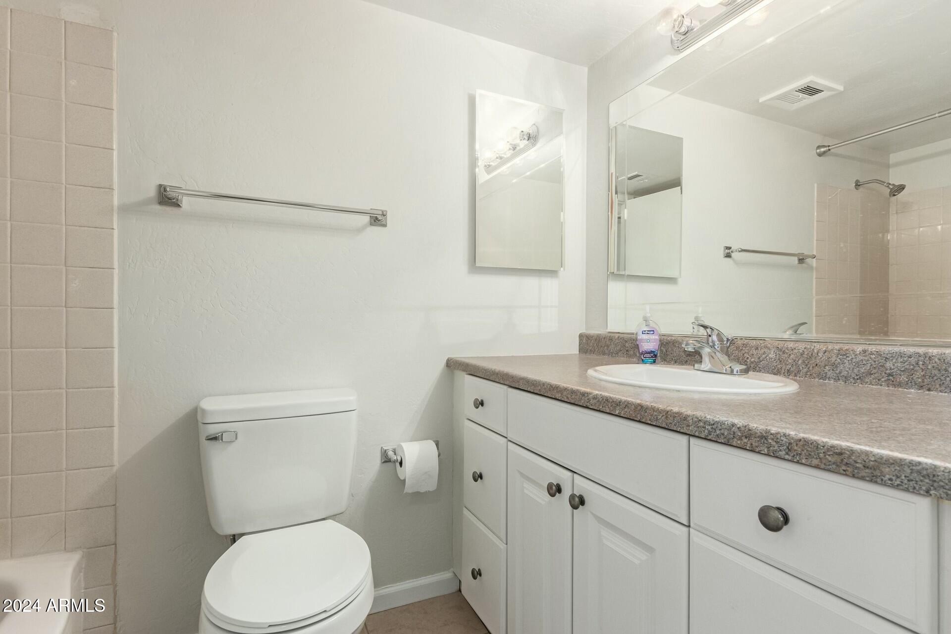 8211 E GARFIELD Street, J217