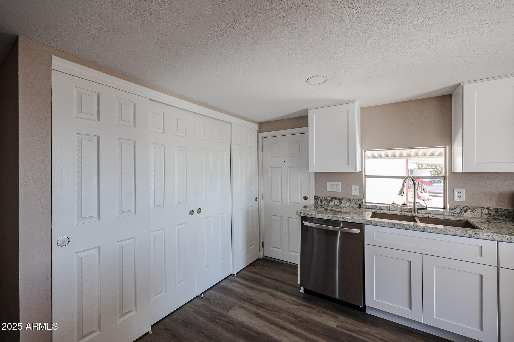 2701 E UTOPIA Road, 8