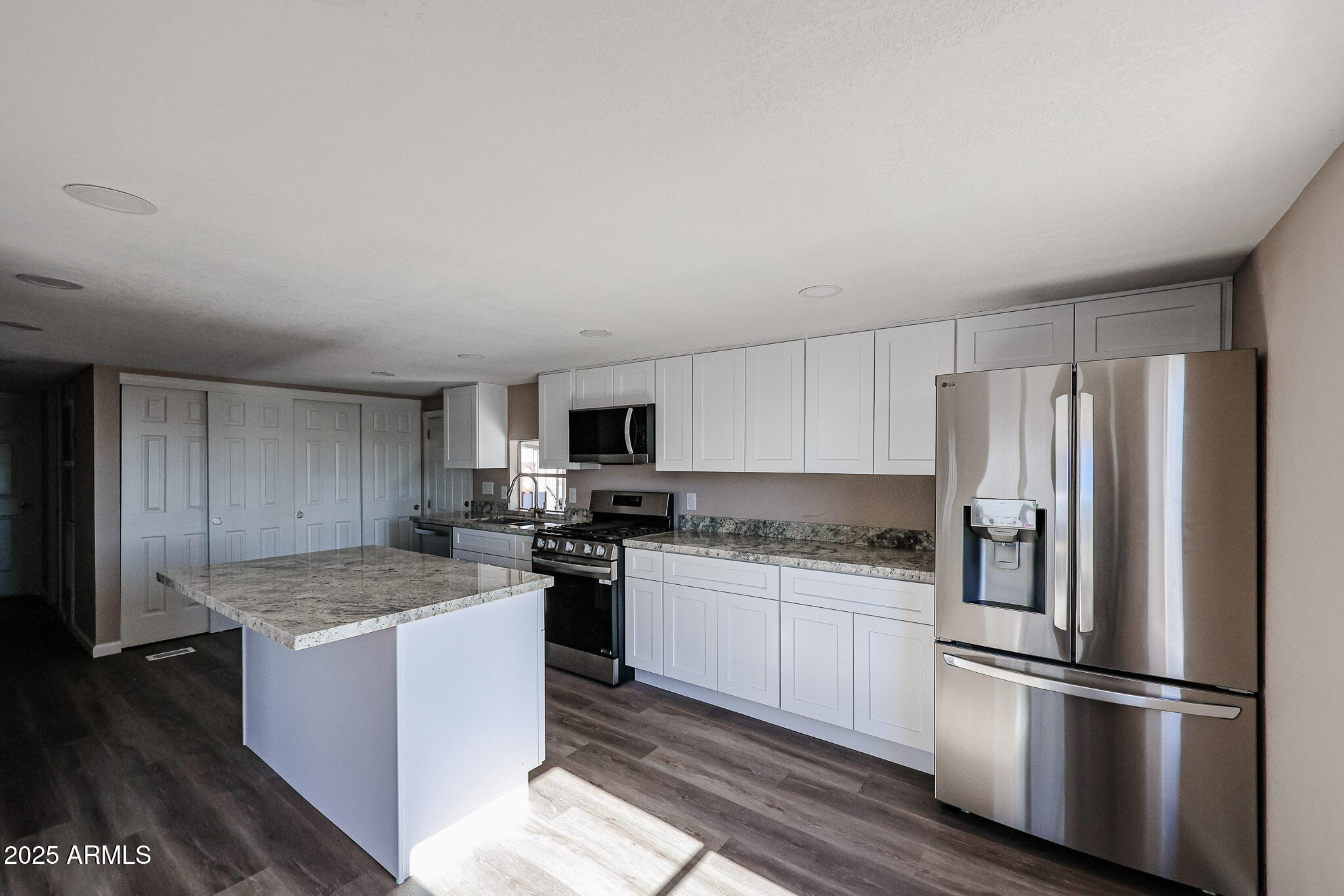 2701 E UTOPIA Road, 8