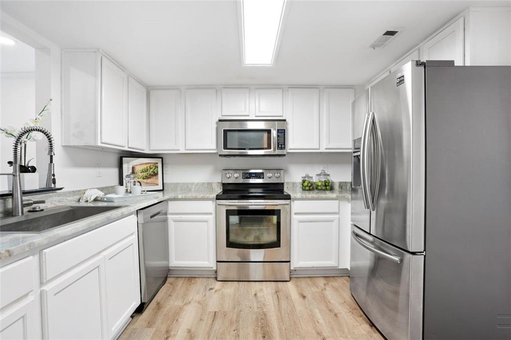 1008 WINDY OAKS Court SE