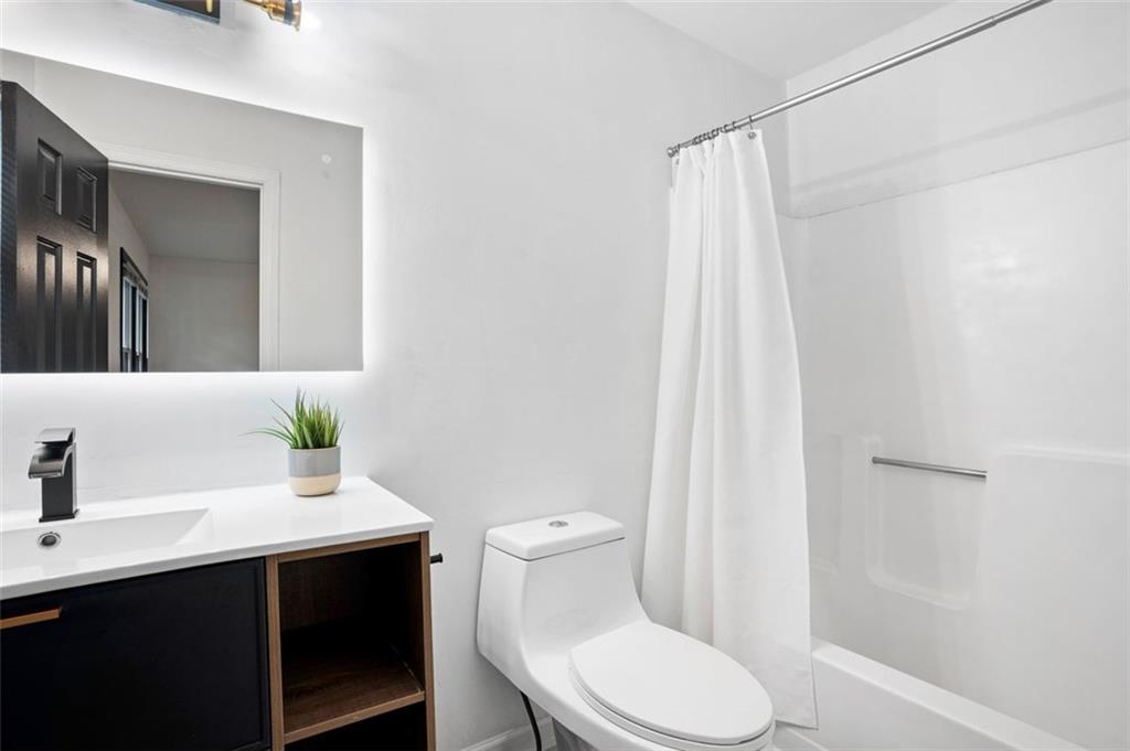 1008 WINDY OAKS Court SE