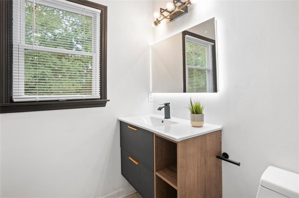 1008 WINDY OAKS Court SE