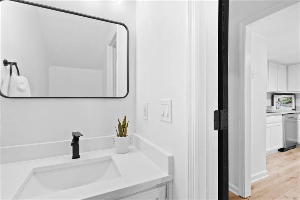 1008 WINDY OAKS Court SE