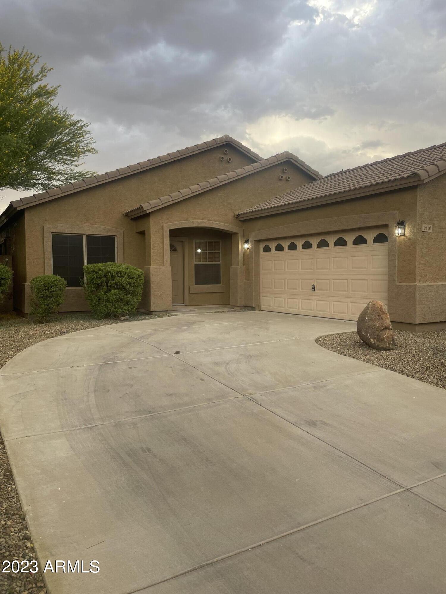 1610 E ELEGANTE Drive