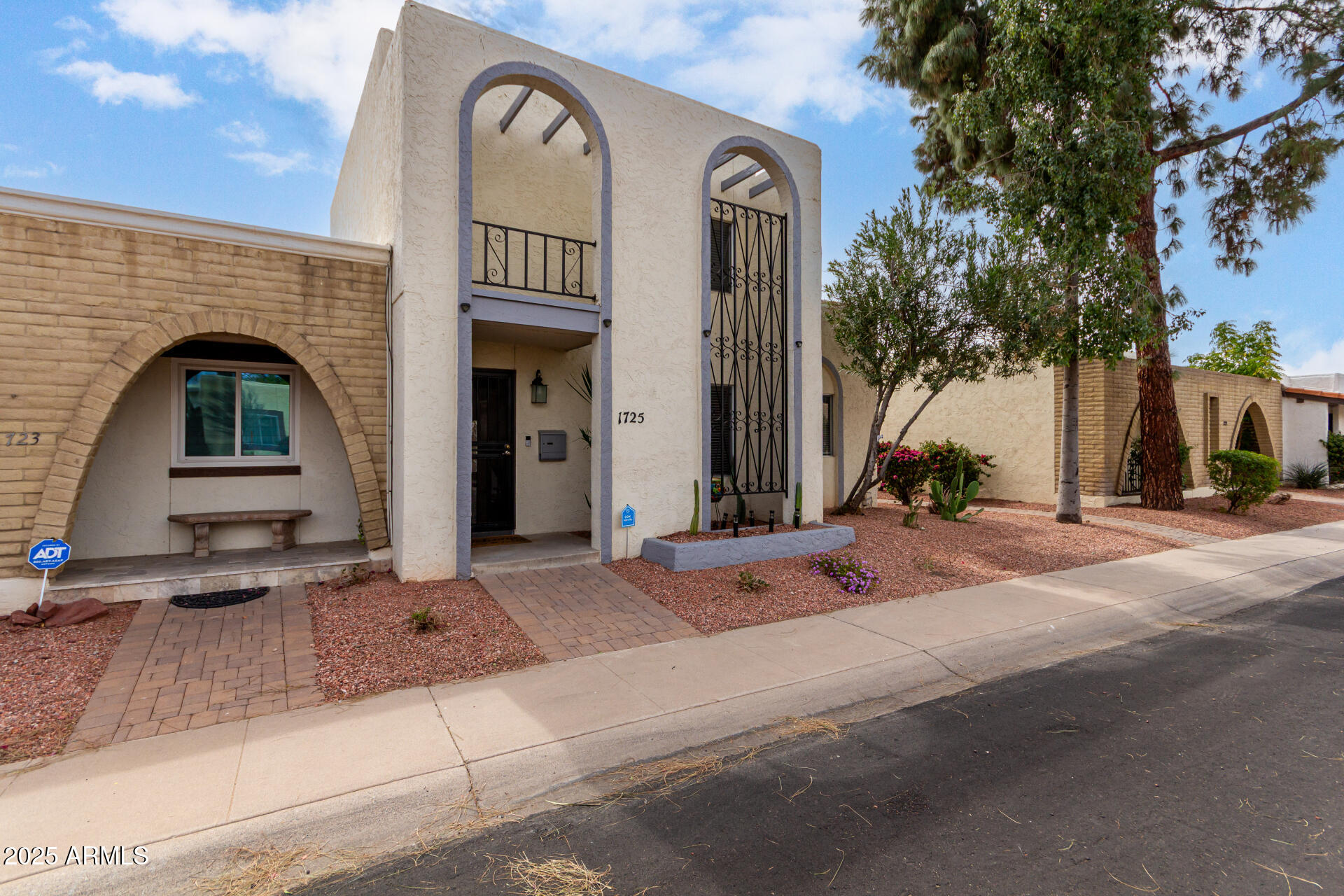 1725 W MARLETTE Avenue