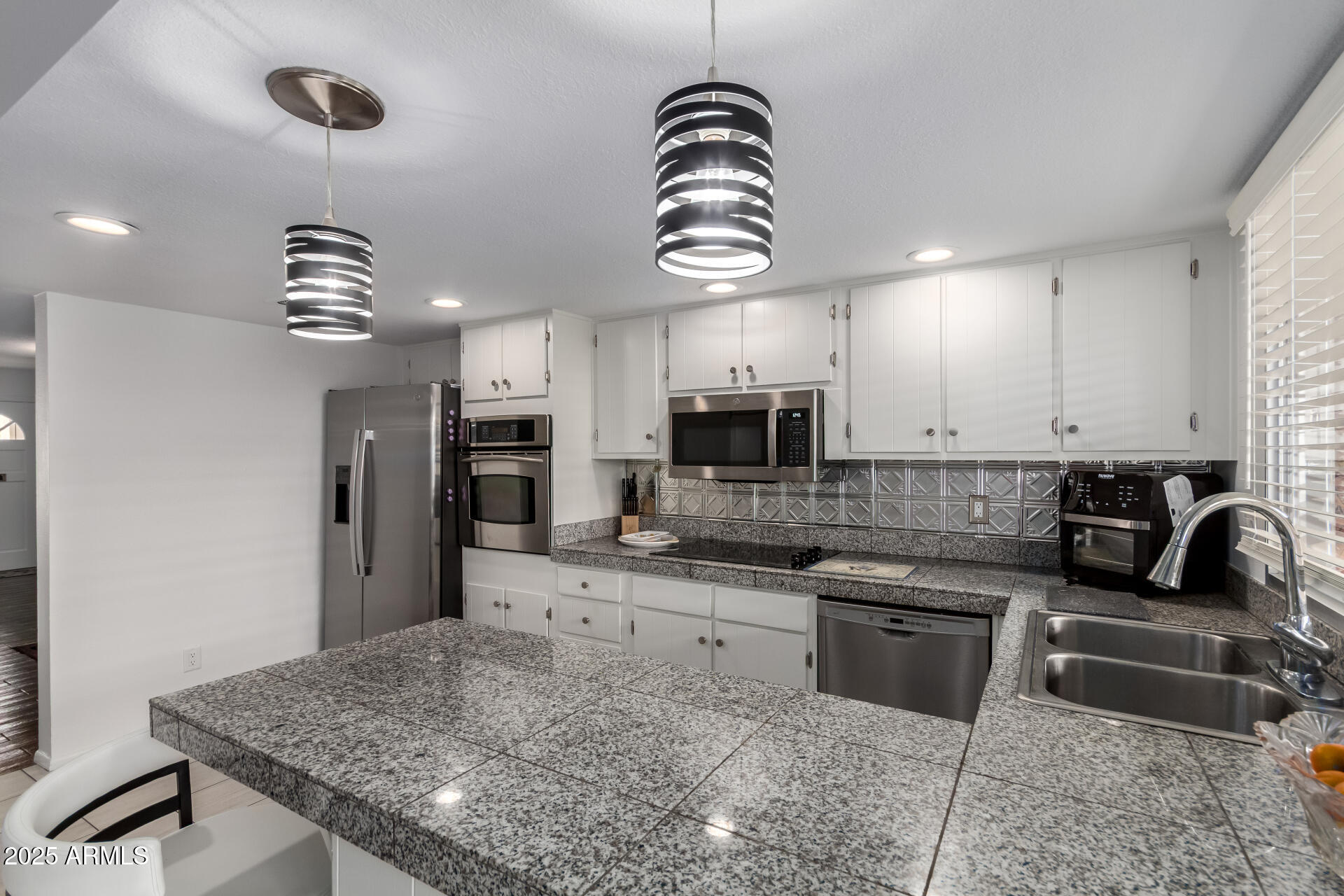 1725 W MARLETTE Avenue