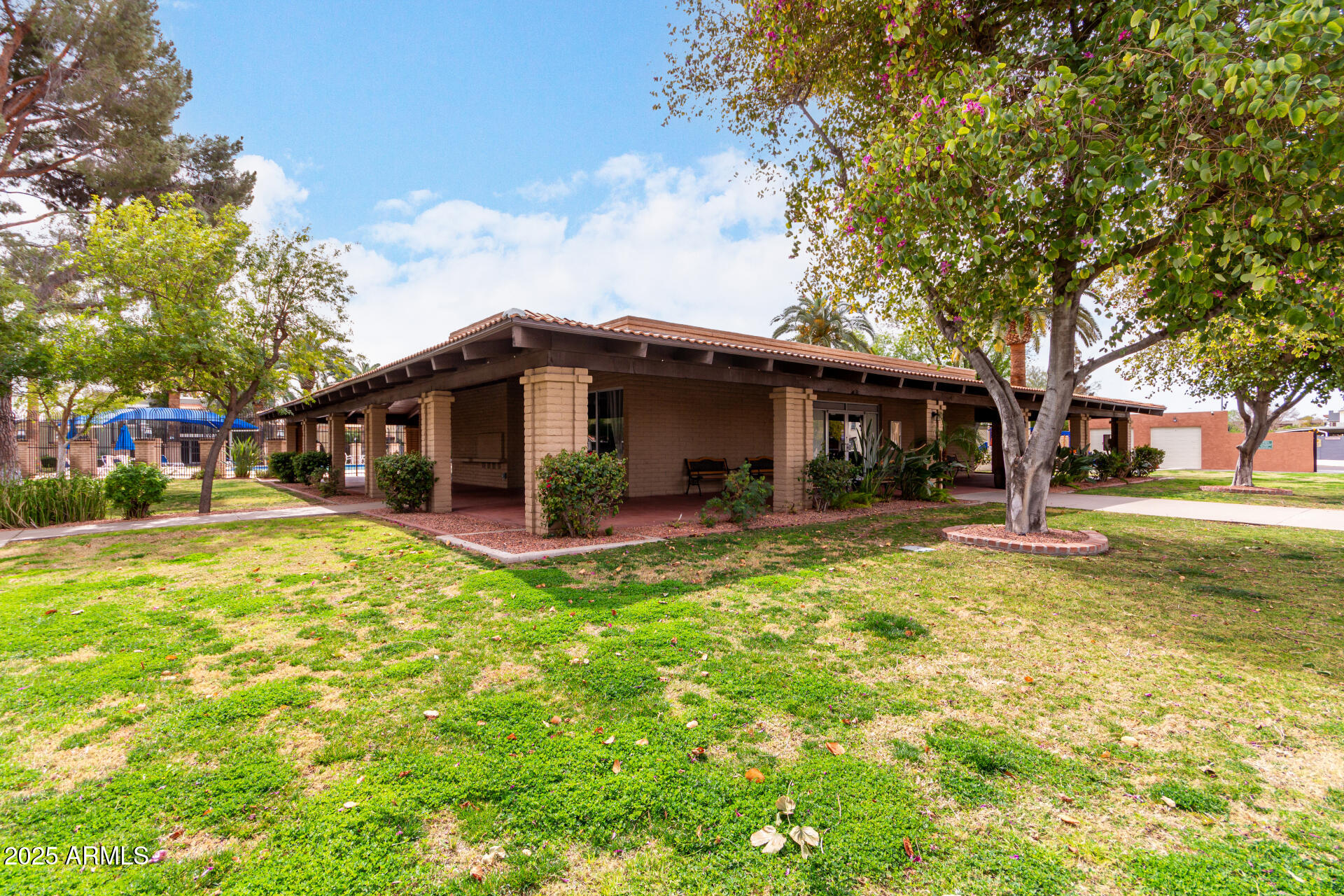 1725 W MARLETTE Avenue