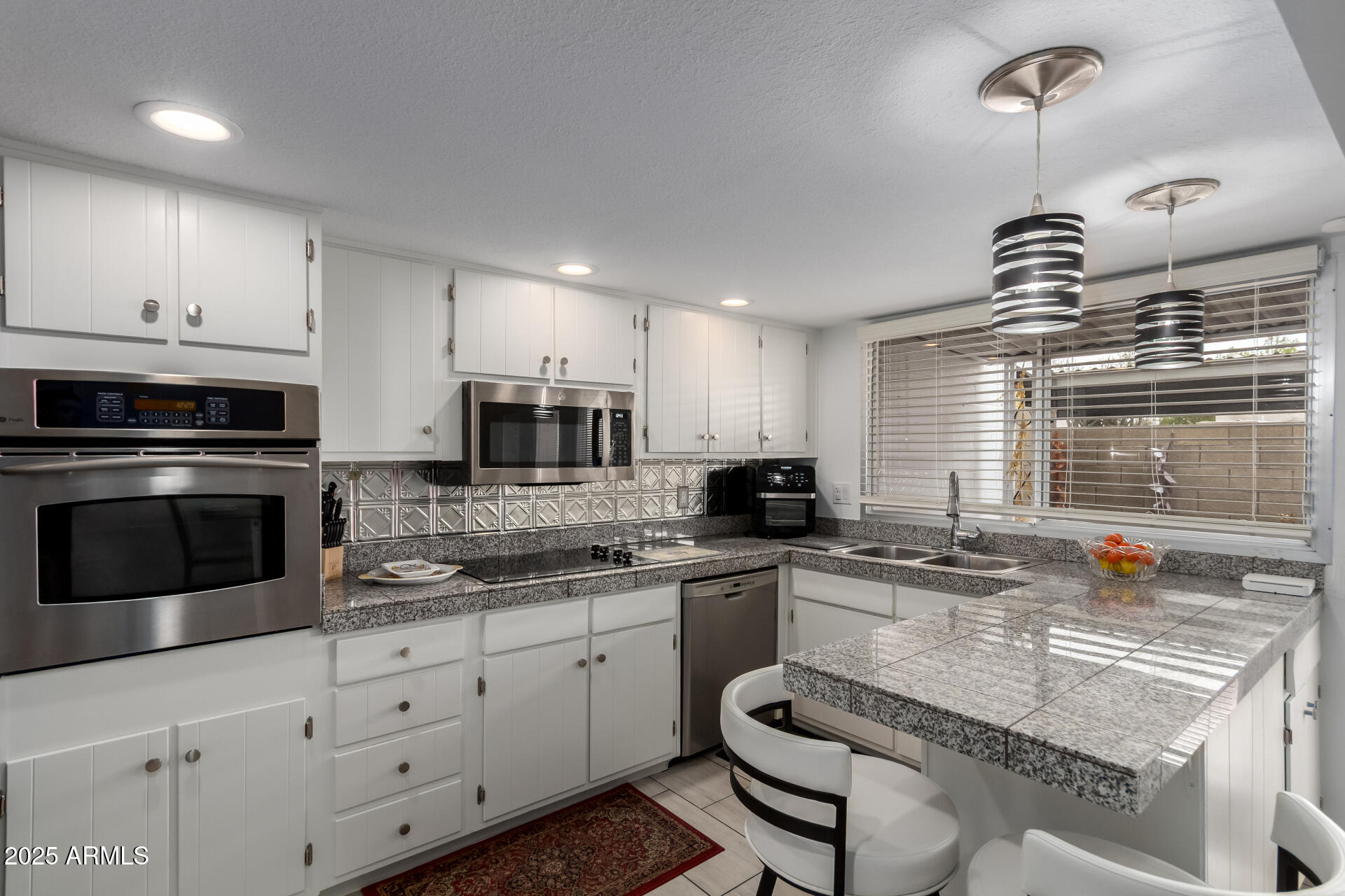 1725 W MARLETTE Avenue