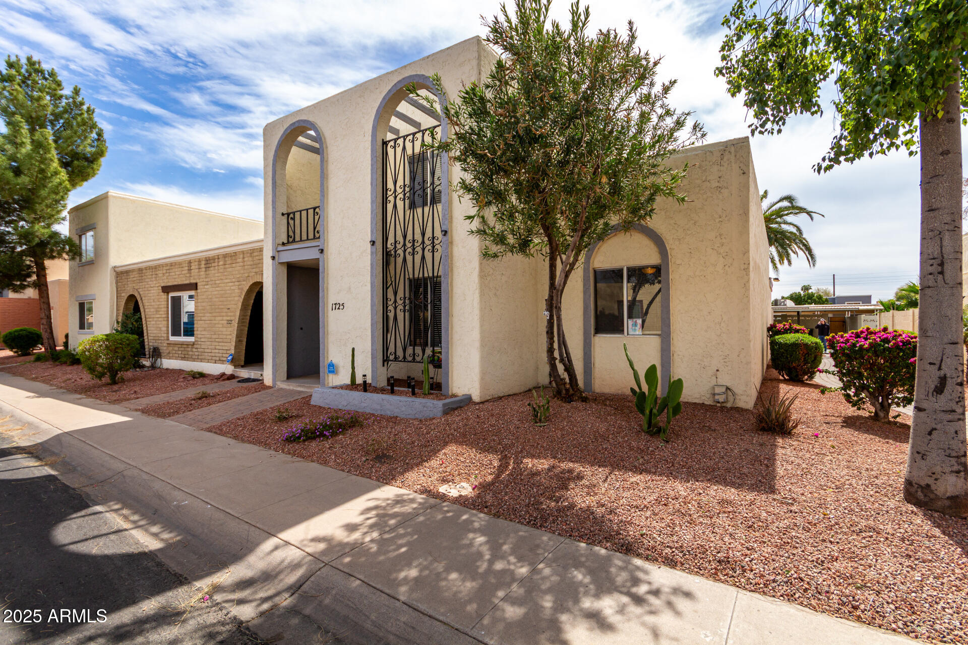 1725 W MARLETTE Avenue