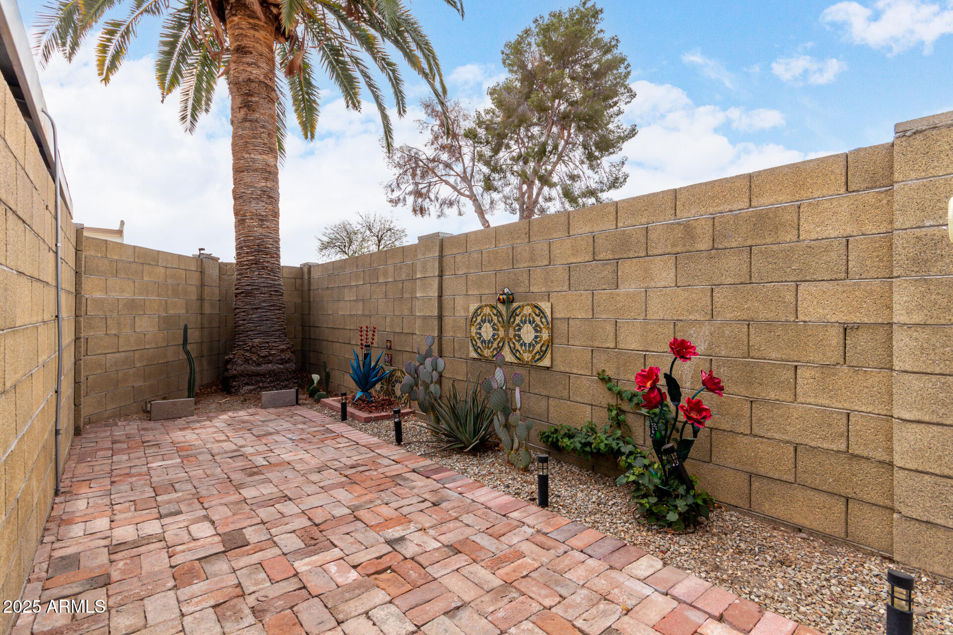 1725 W MARLETTE Avenue