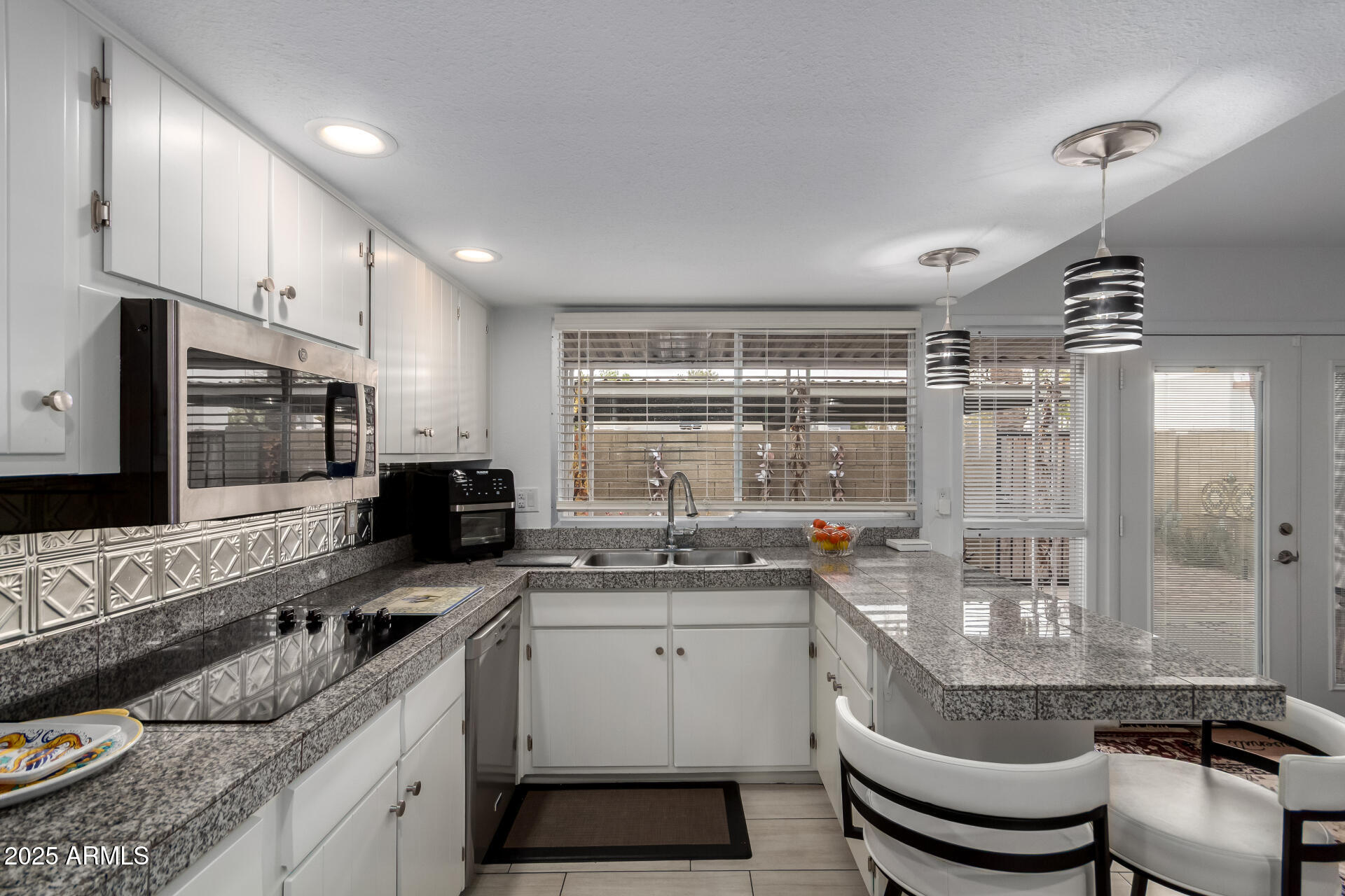 1725 W MARLETTE Avenue