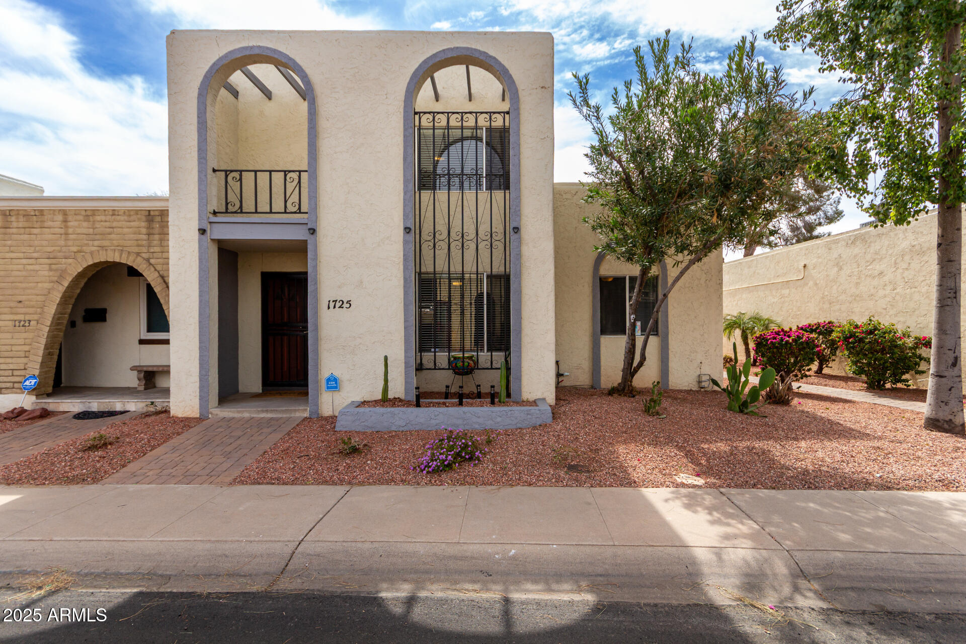 1725 W MARLETTE Avenue