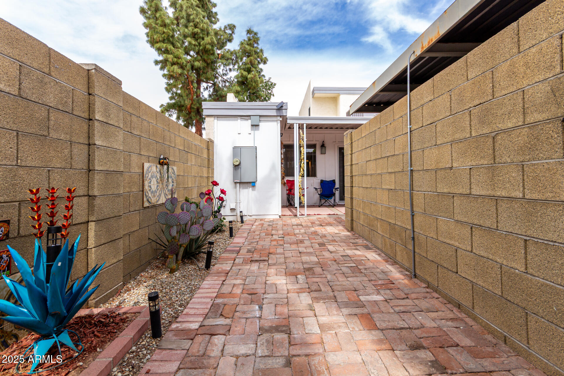 1725 W MARLETTE Avenue