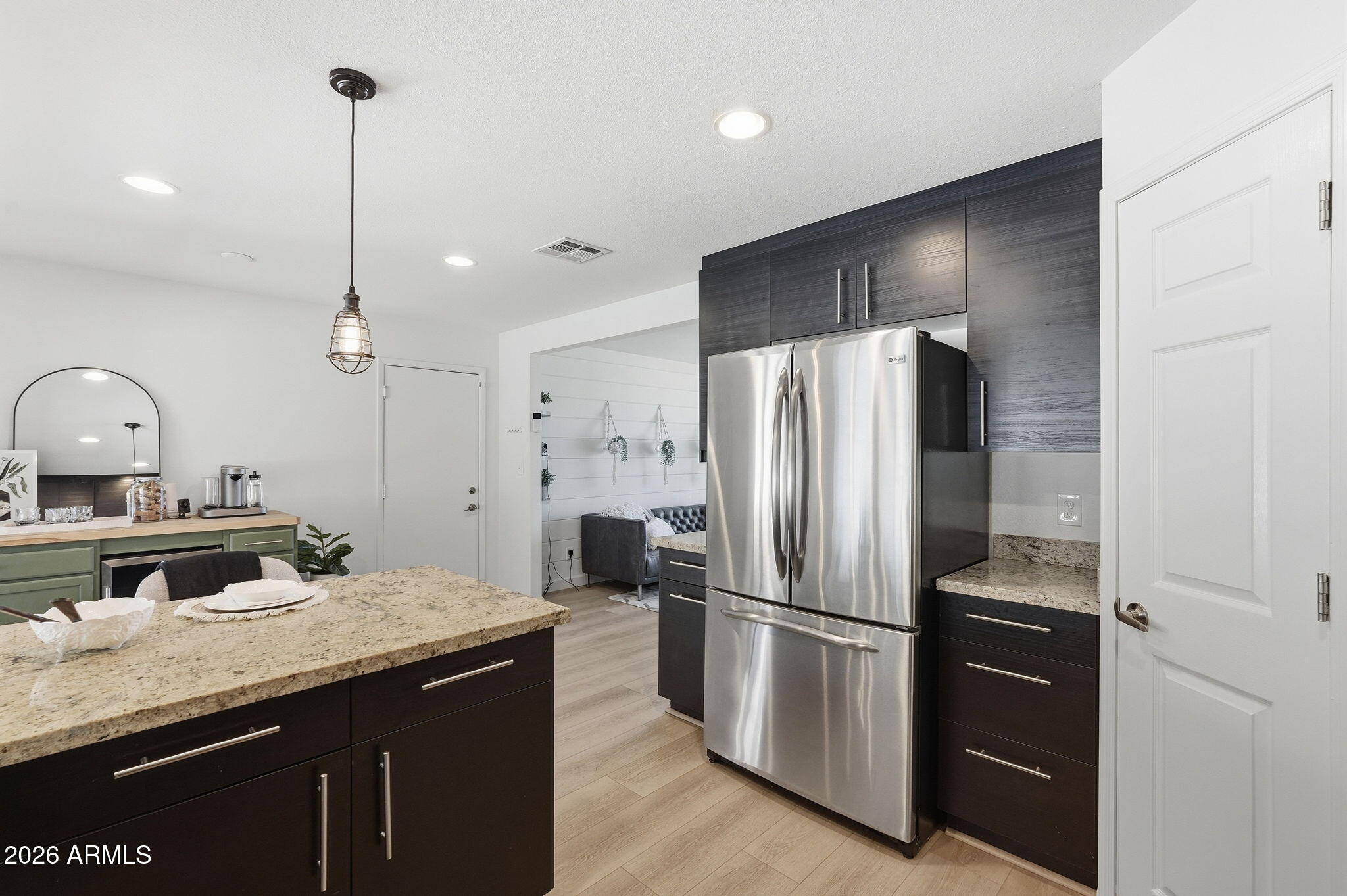 2525 E VISTA Drive