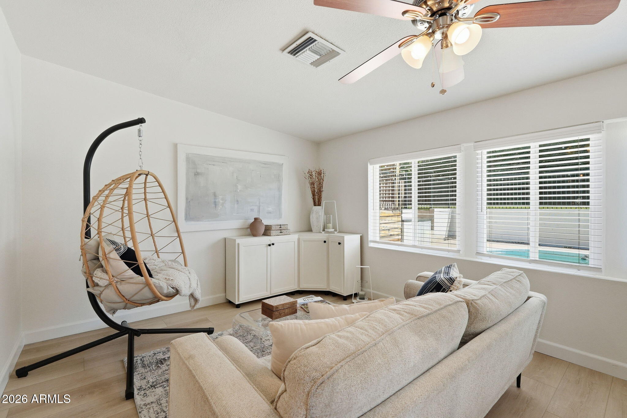 2525 E VISTA Drive