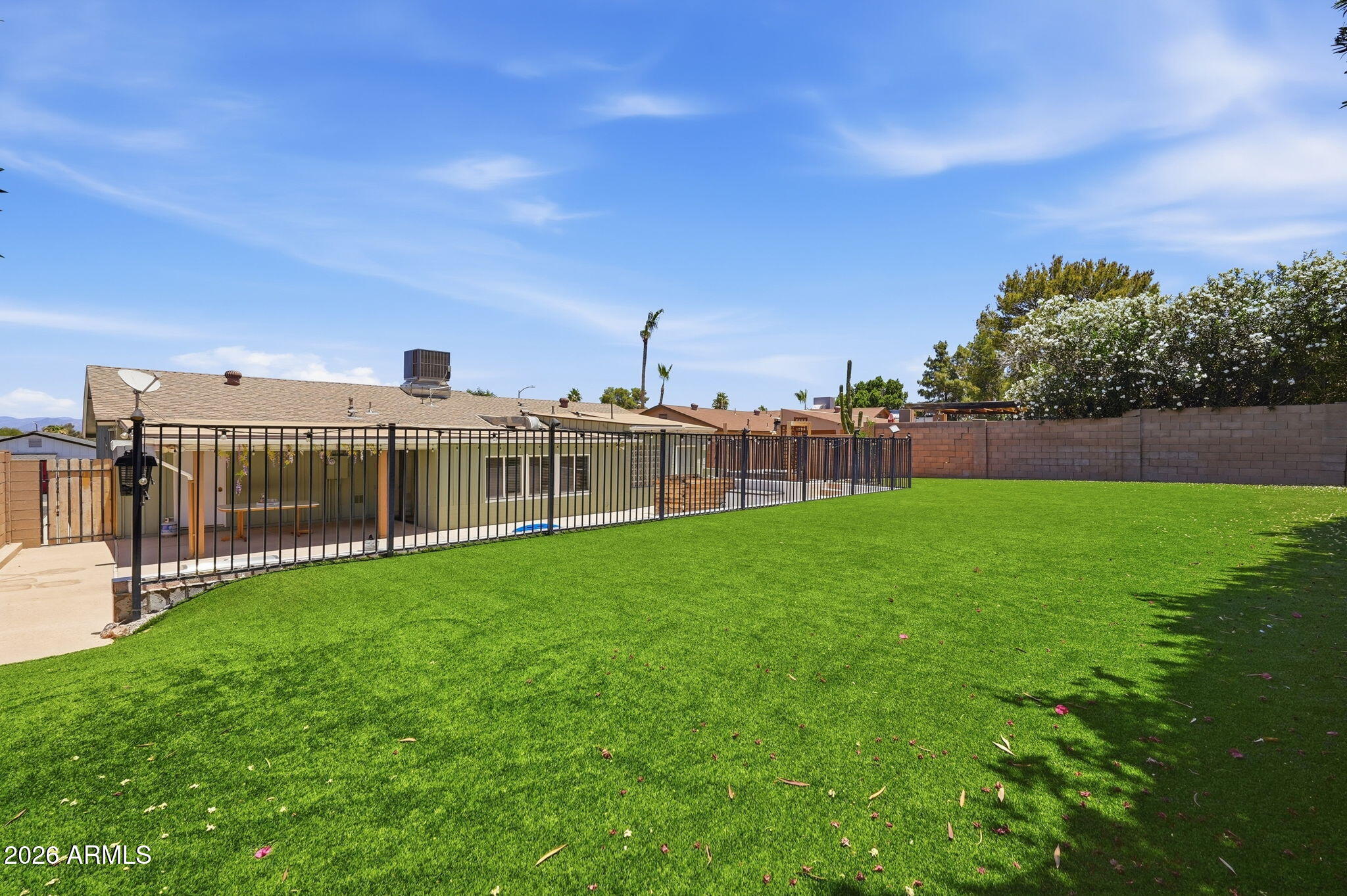 2525 E VISTA Drive