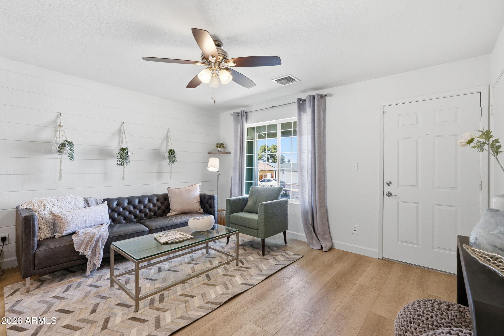 2525 E VISTA Drive