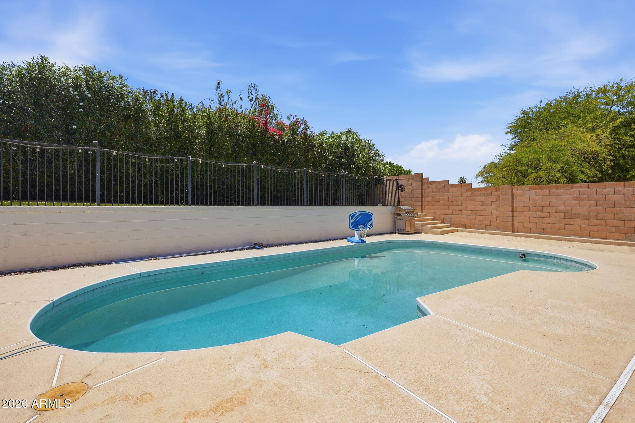 2525 E VISTA Drive