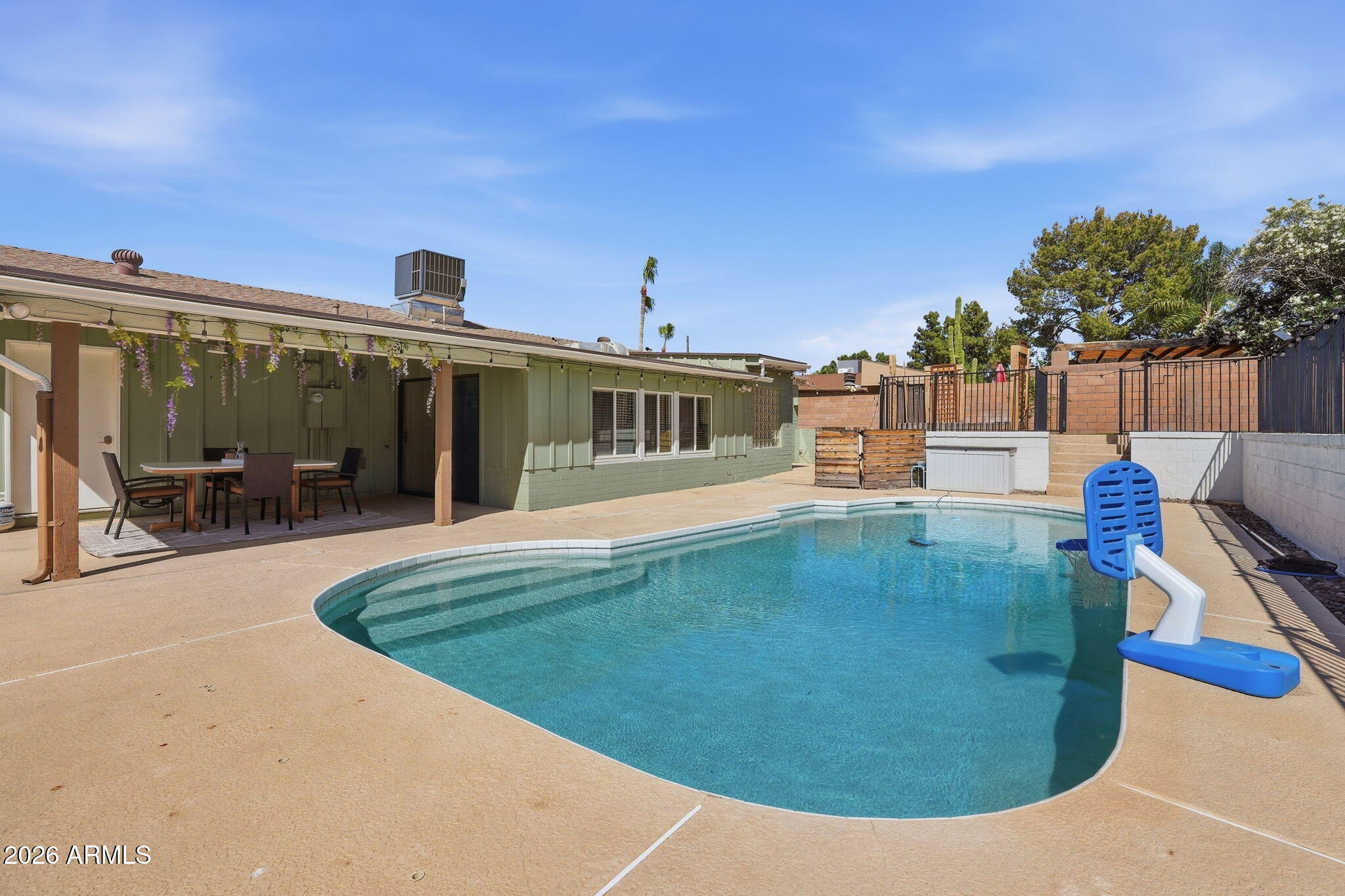 2525 E VISTA Drive